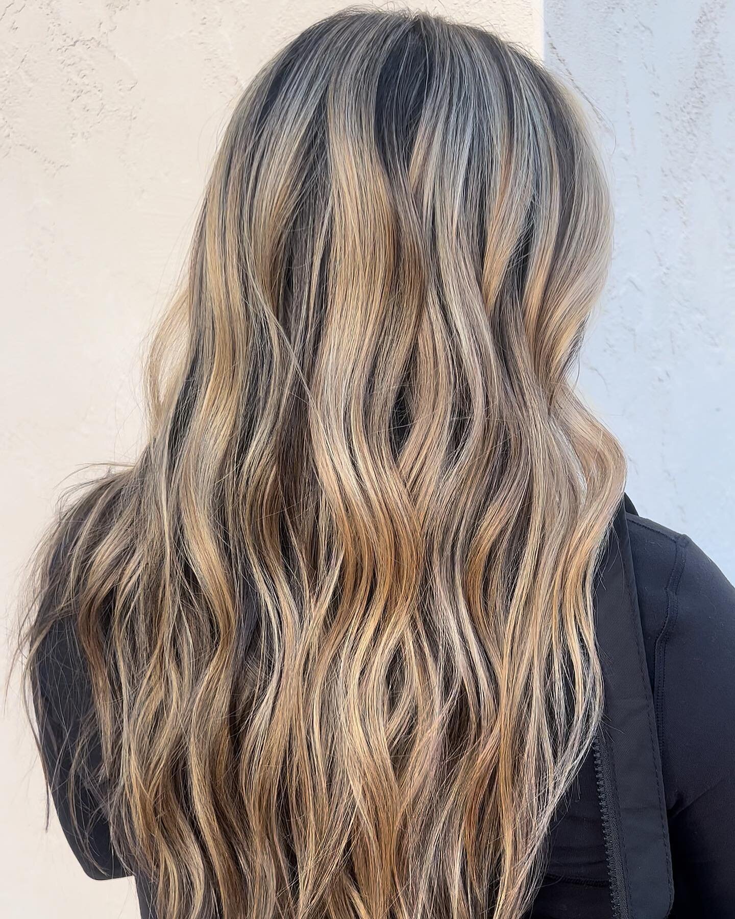 Let&rsquo;s add some dimension! 
Partial balayage for a dimensional beachy blonde✨

Swipe for her before!

I love adding depth at the root with a balayage that is feathered very close to the root to ensure a beautiful grow-out! 

Warm weather is here