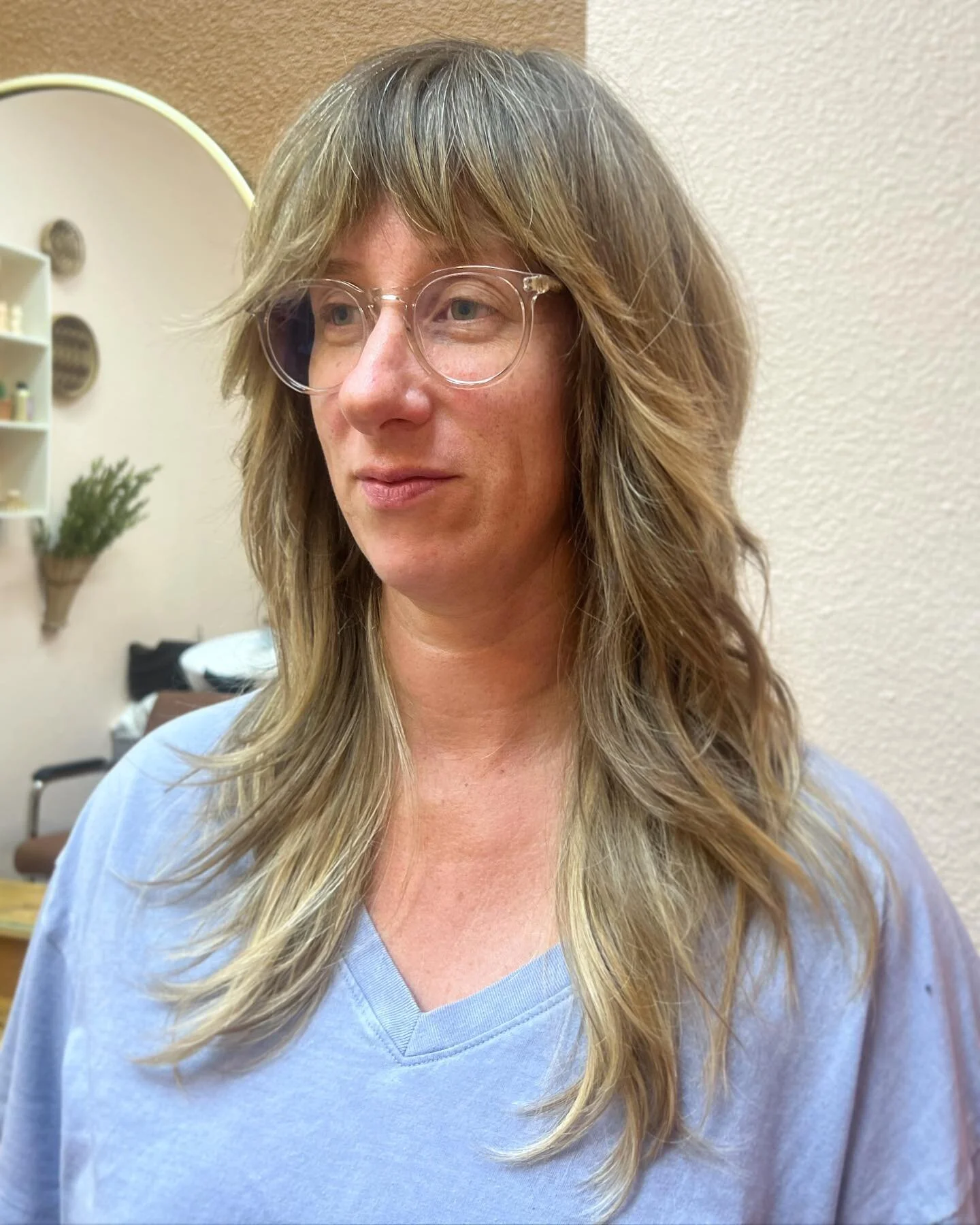 Cut Correction⚠️
Turning a shelf-like cut into a modern shag✨
&bull;
She came in having a previous cut that left her with a bob like shelf with no connection to her long length! 
-Since it was cut like this we had to do so much blending and thinning 