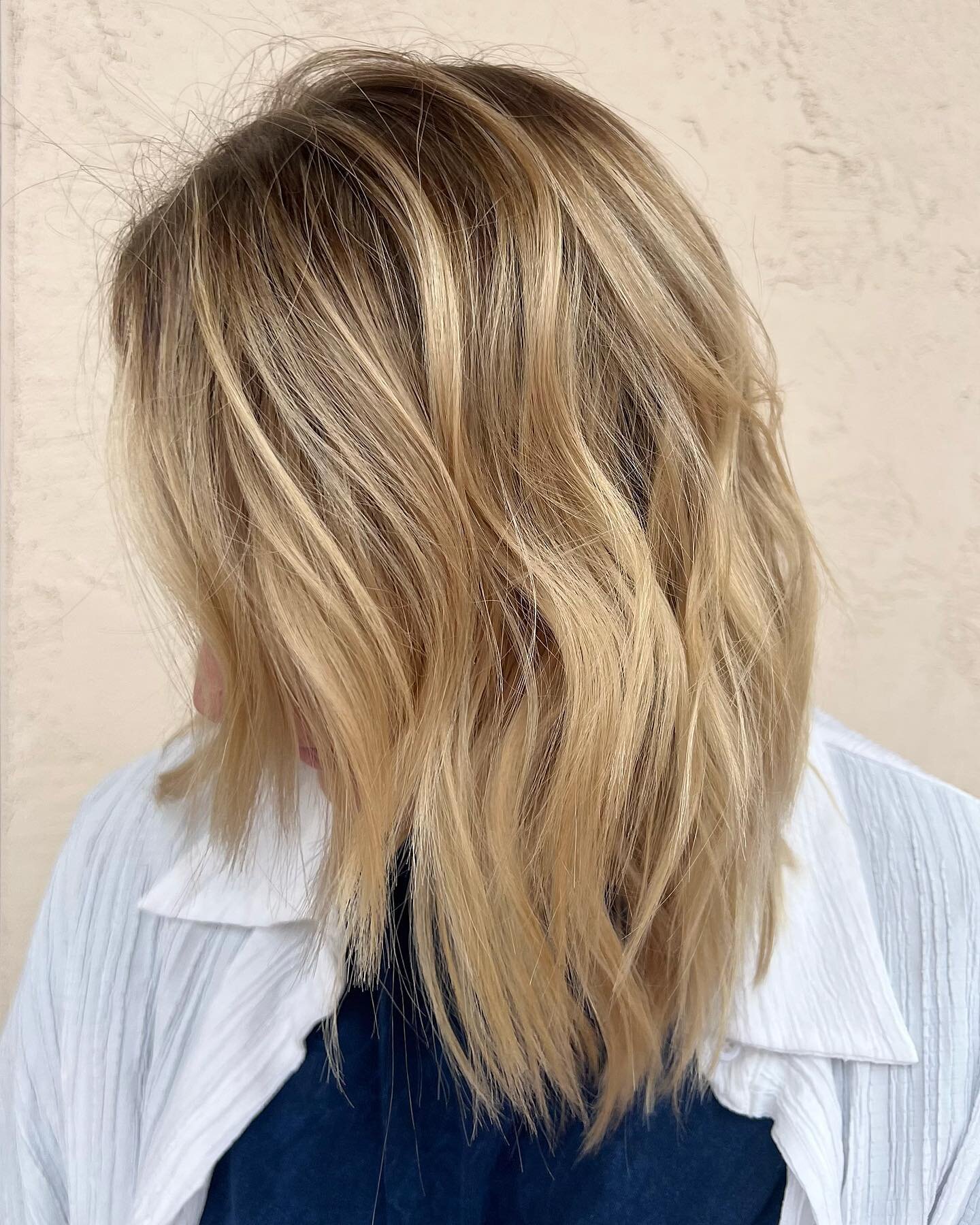 Color correction🤍 swipe for before! @andirusselll 
&bull;
Added dimension with a highlight + root smudge &amp; lowlight to erase that dark permanent band! 

Maneandmusesalon.com to book ! 
&bull;
This color correction was a challenge because her nat