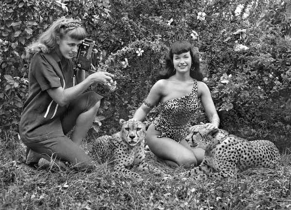 Bunny Yeager posing with Bettie Page