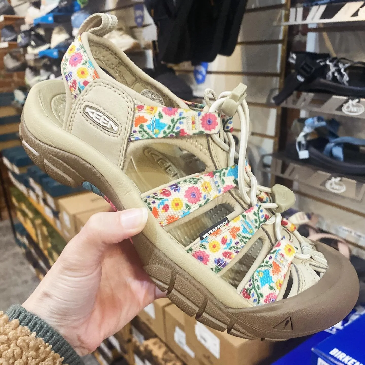 ✨FOOTWEAR FRIDAY✨ New Spring Keens are here! As a shoemaker with purpose, @keen has been consciously making comfortable, versatile, durable footwear that&rsquo;s lighter on the planet and using their business to do good for over 20 years. 
#footwearf