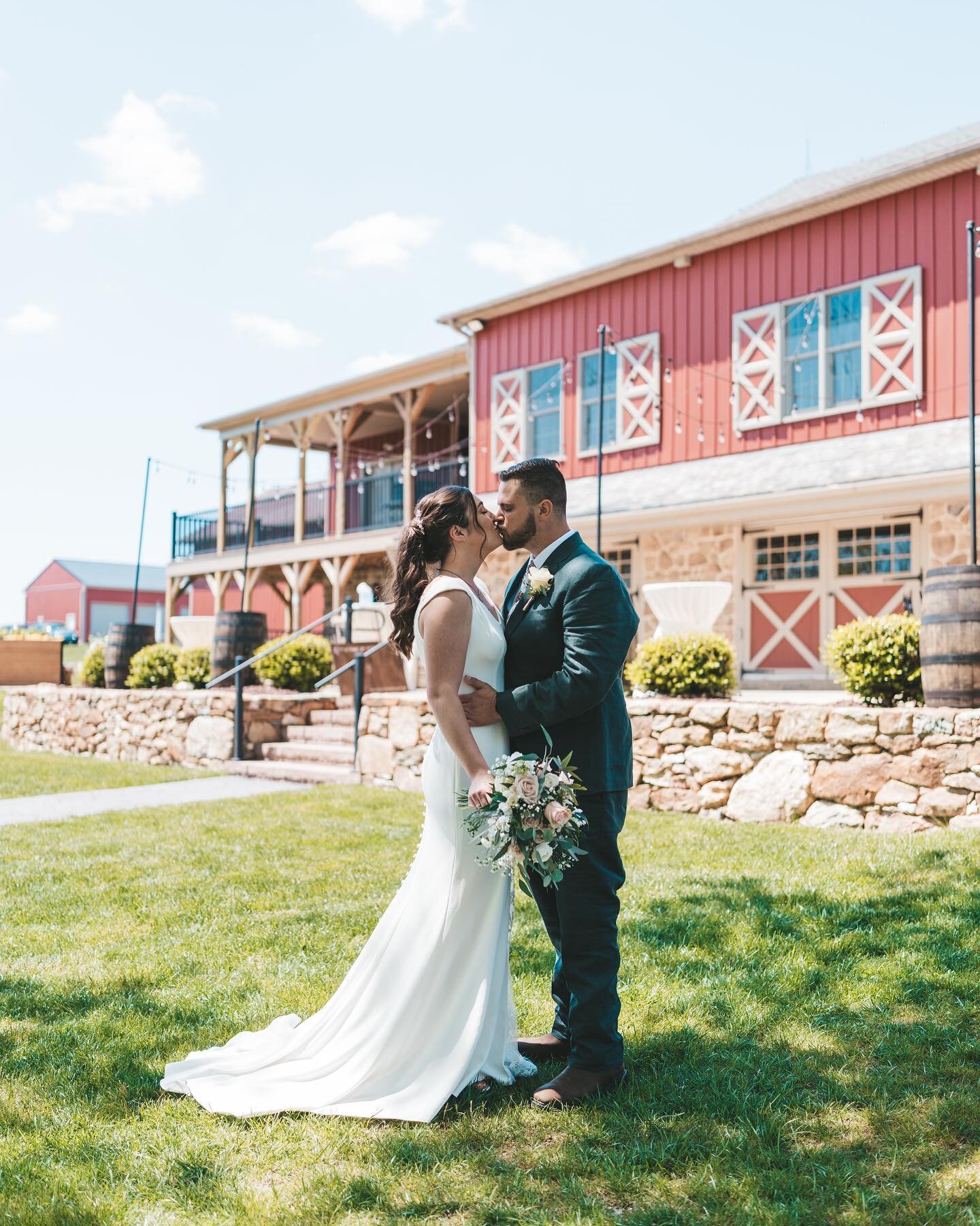 Picture perfect day this past weekend at @osborniafarm 

Venue - @osborniafarm 
Photographer - @joshcaseproductions 
Second Shooter - @brandonsmith.media 
Planner - @yourperfectday_llc