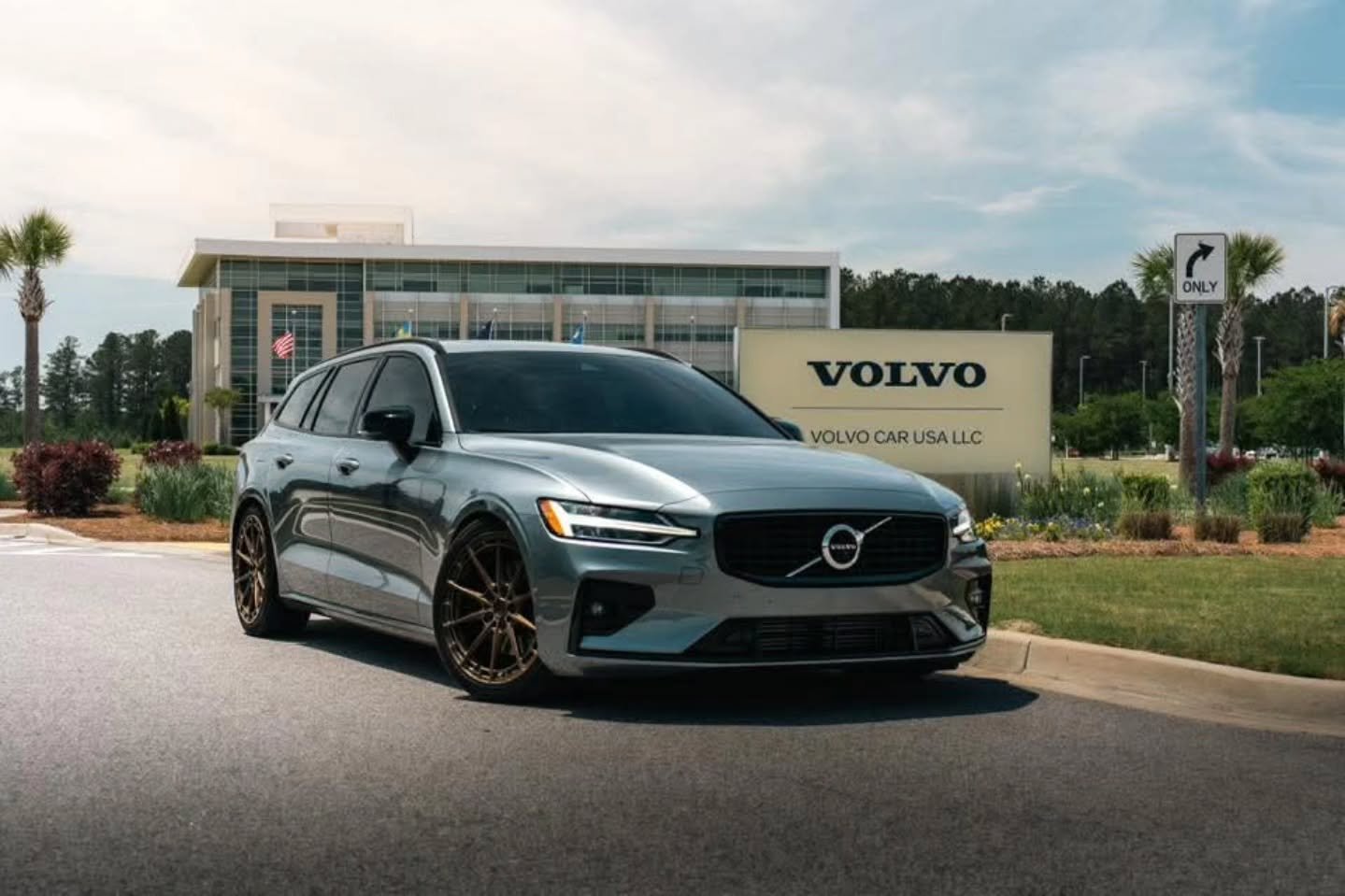 Front end Friday from Levi and his Volvo longroof.
🏎 @levi.morgan01
📸 @jhc._.photo
#frontendfriday #volvopolestar #volvov60 #v60 #volvo #wagoon #wagonmafia #longroofsociety #rollmodelscarclub #becomearollmodel #loweredlifestyle
