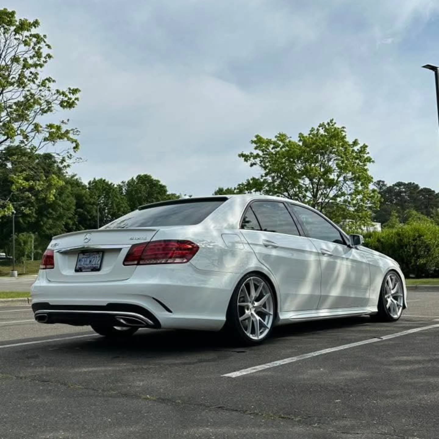 Tooshie Tuesday from Chauncey and his w212 E Class.
🏎 @cleanwhite6_nc
📸 @cleanwhite6_nc
#mercedes #eclass #w212 #amg #rollmodelscarclub #tooshietuesday #becomearollmodel #whitecars #loweredlifestyle #mercedes_benz #e350 #4matic #benzmafia