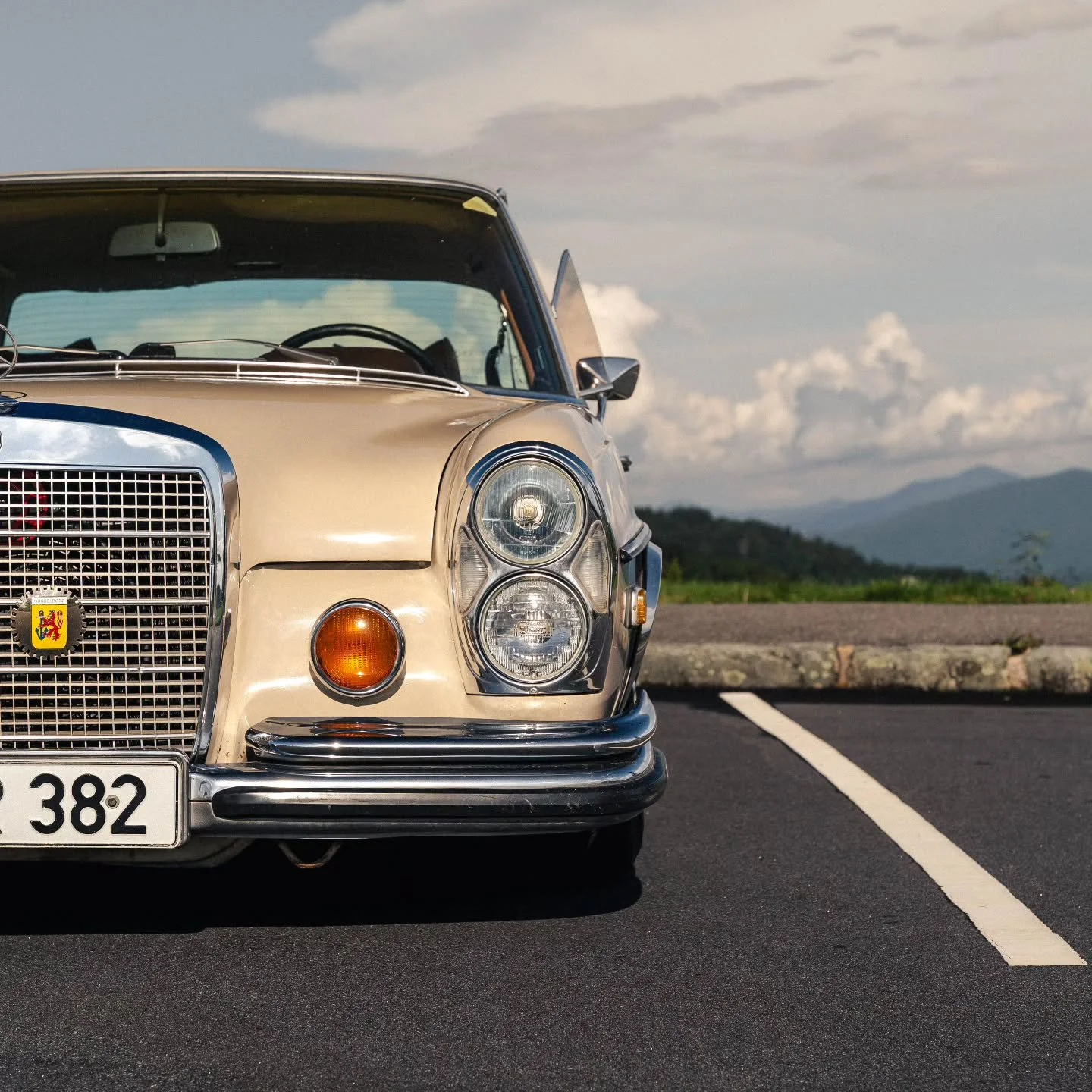 Front end Friday with a view.
🏎 @gonterjohn
📸 @abernathy.media
#mercedesbenz #w108 #sonderklasse #loweredlifestyle #blueridgeparkway #frontendfriday #classicmercedes #bagriders #rollmodelscarclub #becomearollmodel #mercedes #benz #benzmafia