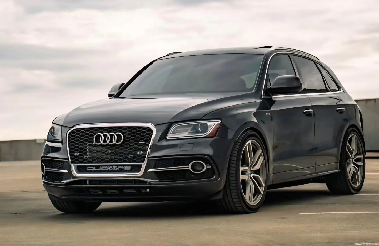 Front end Friday from Tyler and his B8  Audi SQ5.

🏎 @elevatednuisance

📸 @1131media

#rollmodelscarclub #audi #audisport #quattro #sq5