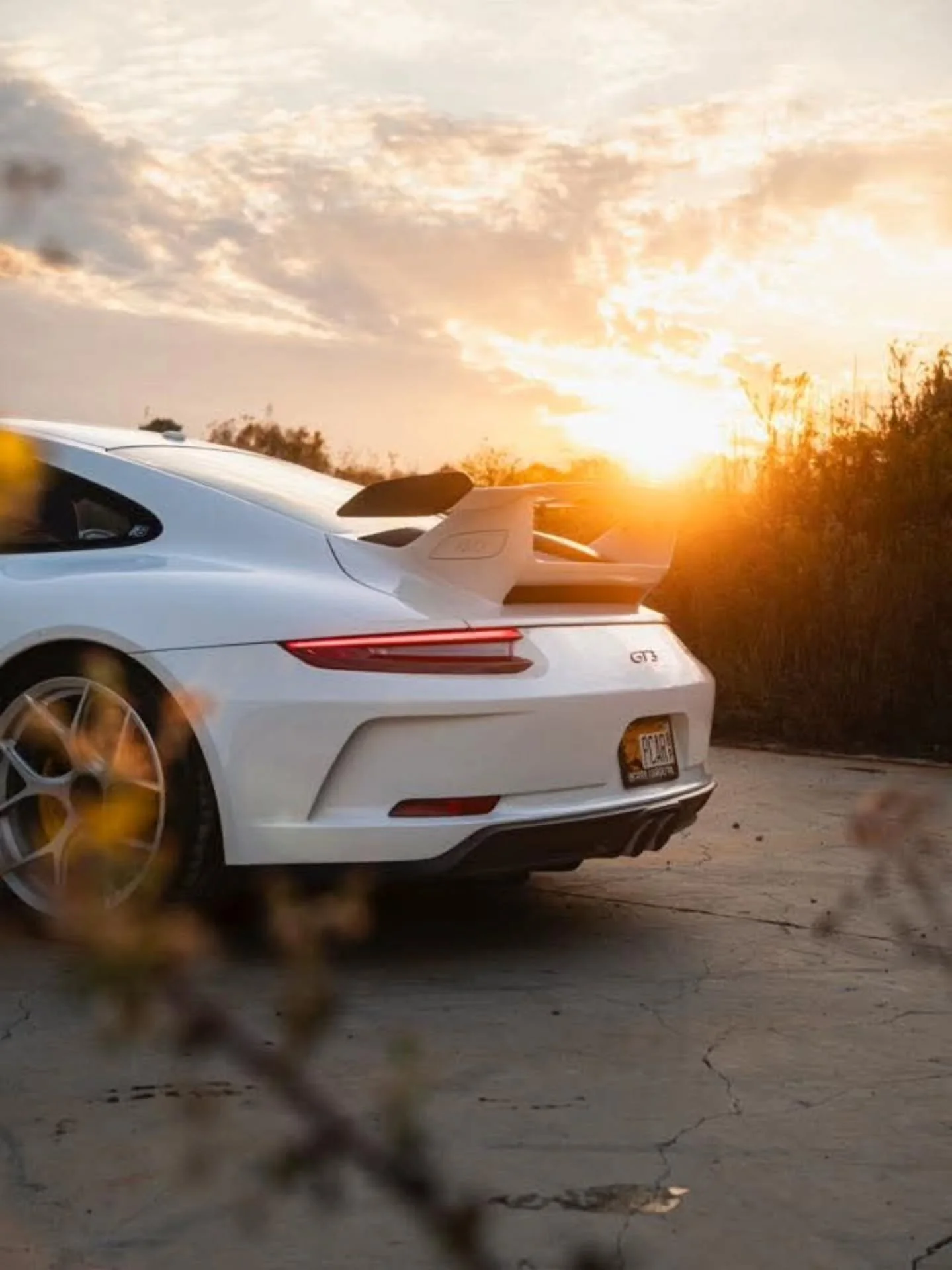 Wheel and wing Wednesday from Smith and his stunning white GT3.

🏎 @brink.rsgt

📸 @shotsbygraham 

#porschegt3 #gt3 #rollmodelscarclub #porsche #sunsets