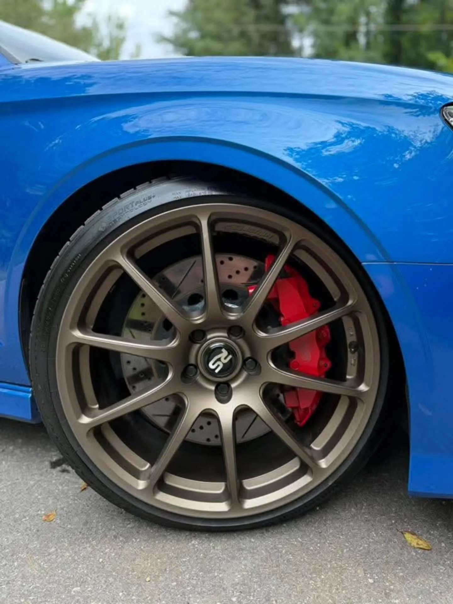 Wheel Wednesday from Tyler and his RS3.

📸 @tylermccrink

🏎 @tylermccrink 

#audirs3 #wheelwednesday #rollmodelscarclub #loweredlifestyle #audisport #audilife #quattro #rs3 #neuspeedwheels #arablue #bronzewheels