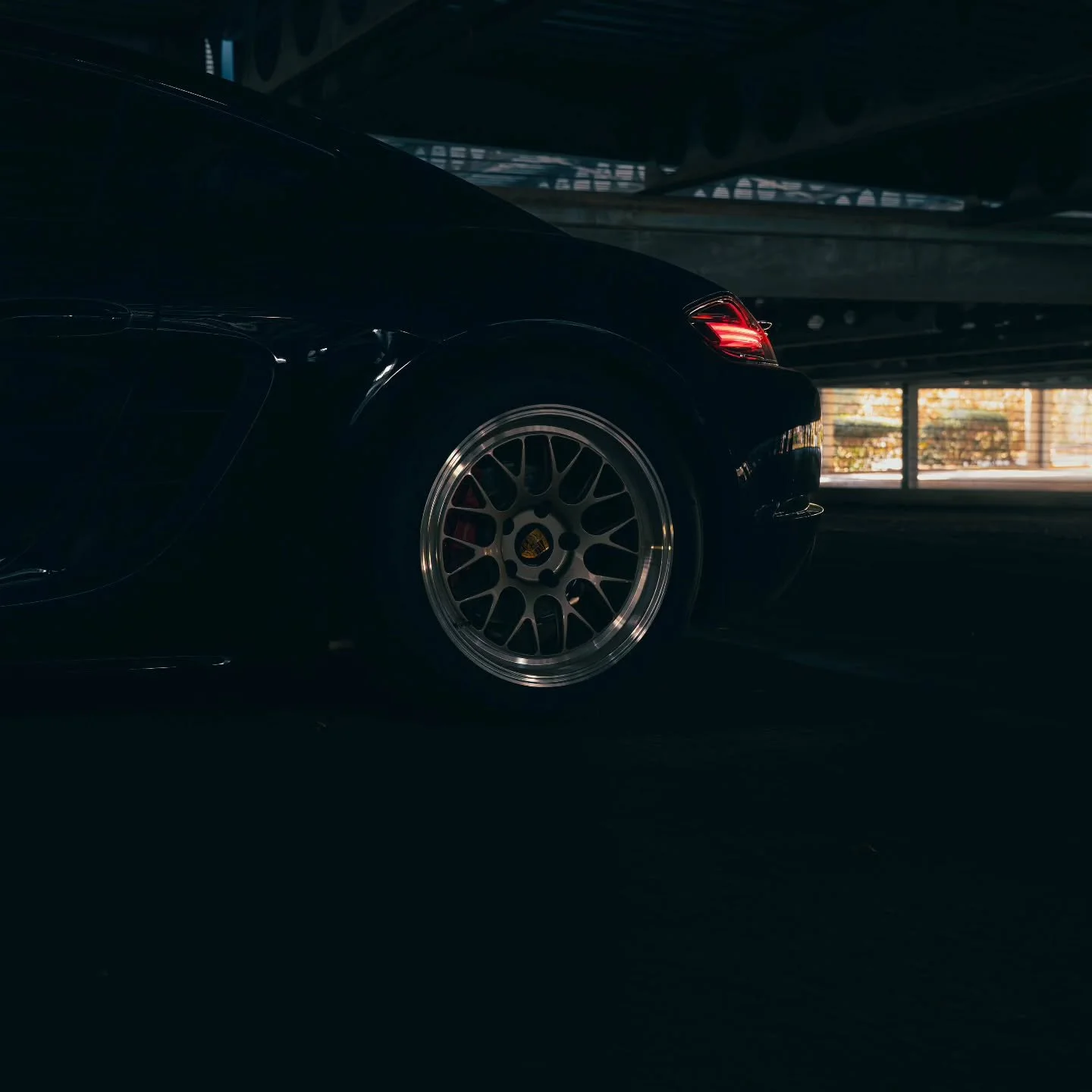 Wheel Wednesday from Rob and his Porsche Cayman.

🏎 @rgutz33

📸 @abernathy.media 

#rollmodelscarclub #wheelwednesday #Porsche #981 #cayman #midengine #flatfour #turbo #pcar #becomearollmodel