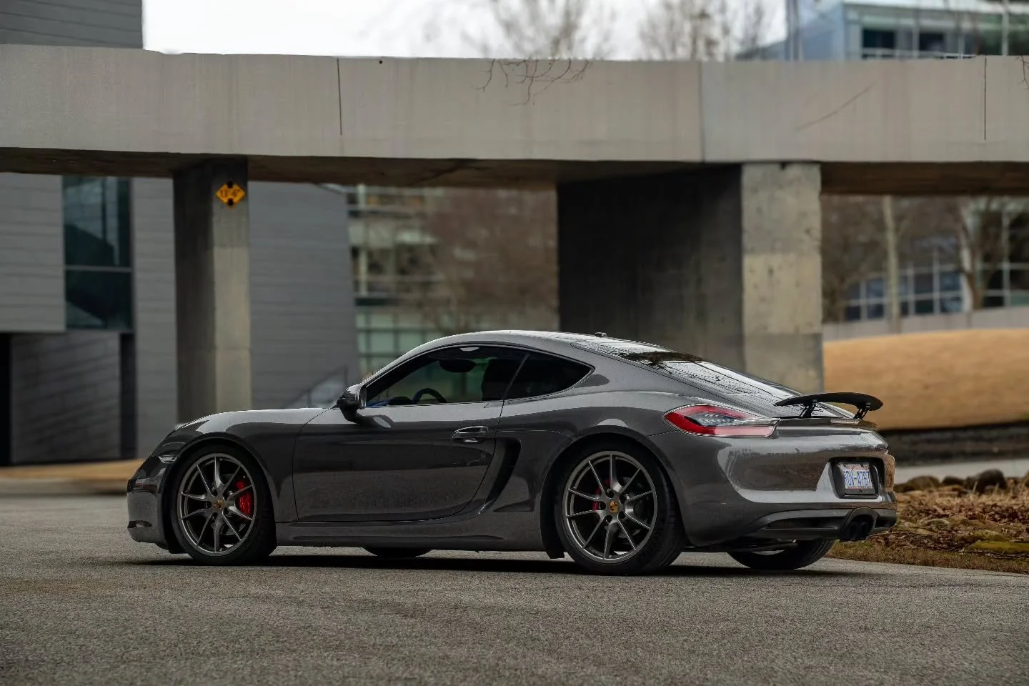 The mountains are calling.

🏎 @iosuewnc

📸 @1131media 

#rollmodelscarclub #porsche #cayman #midengine #flatsix