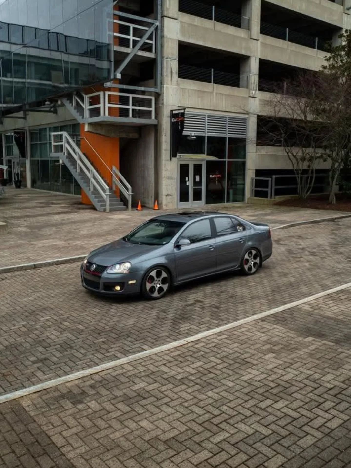 Sideshot Saturday from Grace and her MK5 GLI.

🏎 @reliablenonsense

📸 @1131media 

#vw #rollmodelscarclub #mk5 #gli #sideshotsaturday