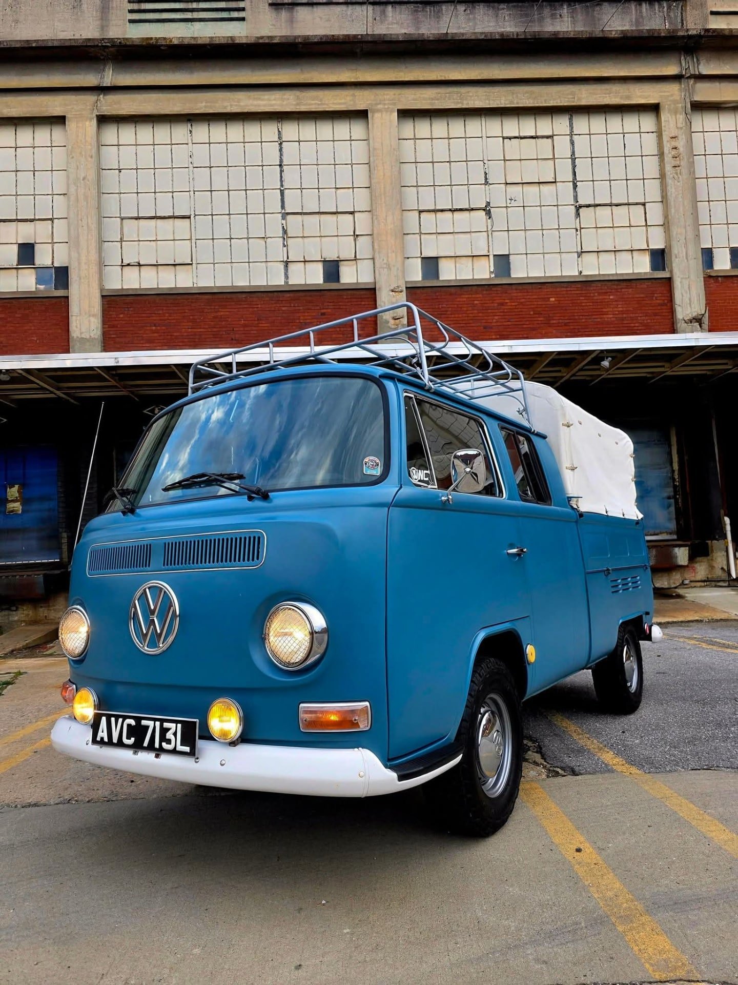 Throwing back old school with Benny's VW double cab. 

🏎 @flyingvdubdutchman

📸 @flyingvdubdutchman 

#vw #rollmodelscarclub #vwtransporter #aircooledvw #classicvw