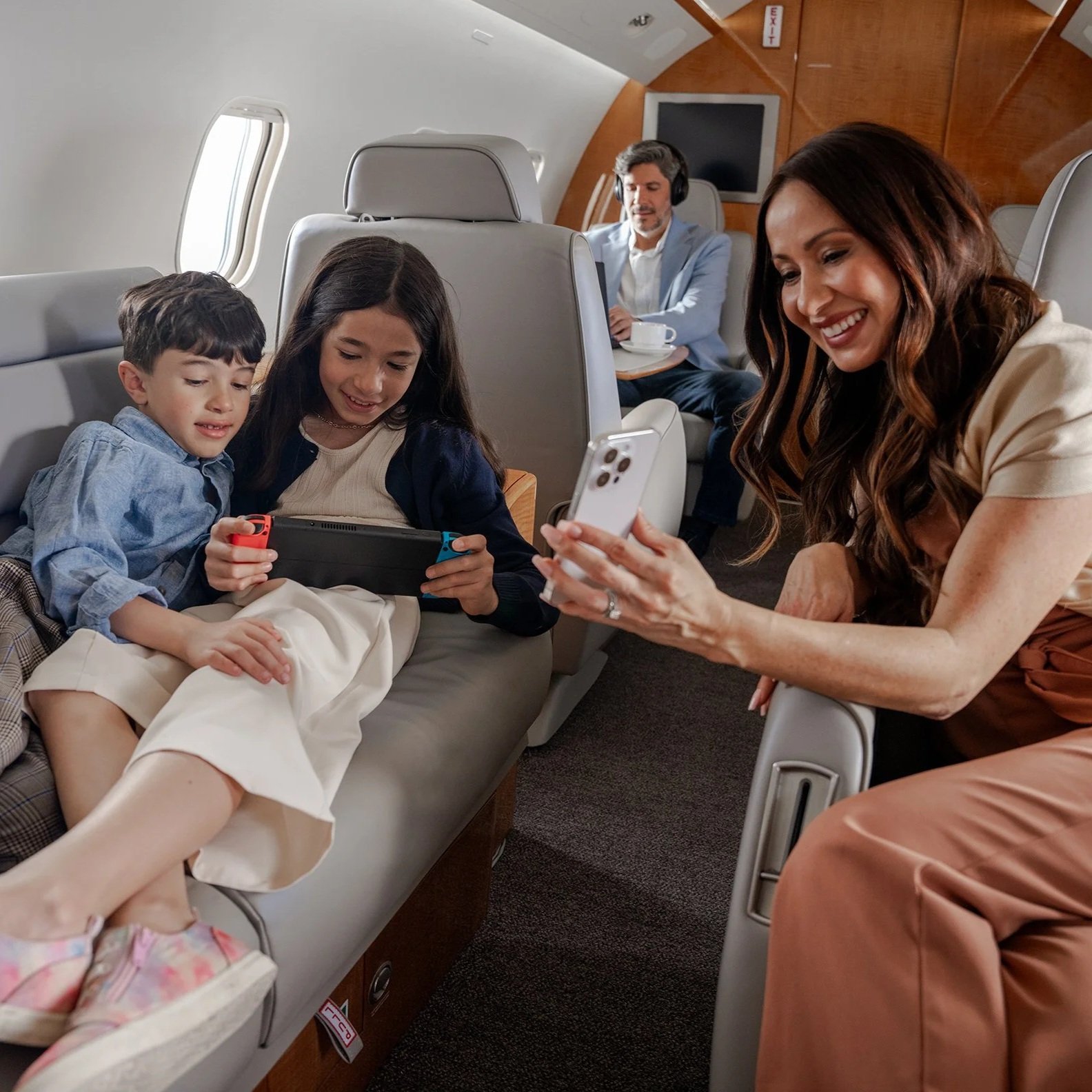 Gogo_Inflight_Family_MultipleDevices.jpg