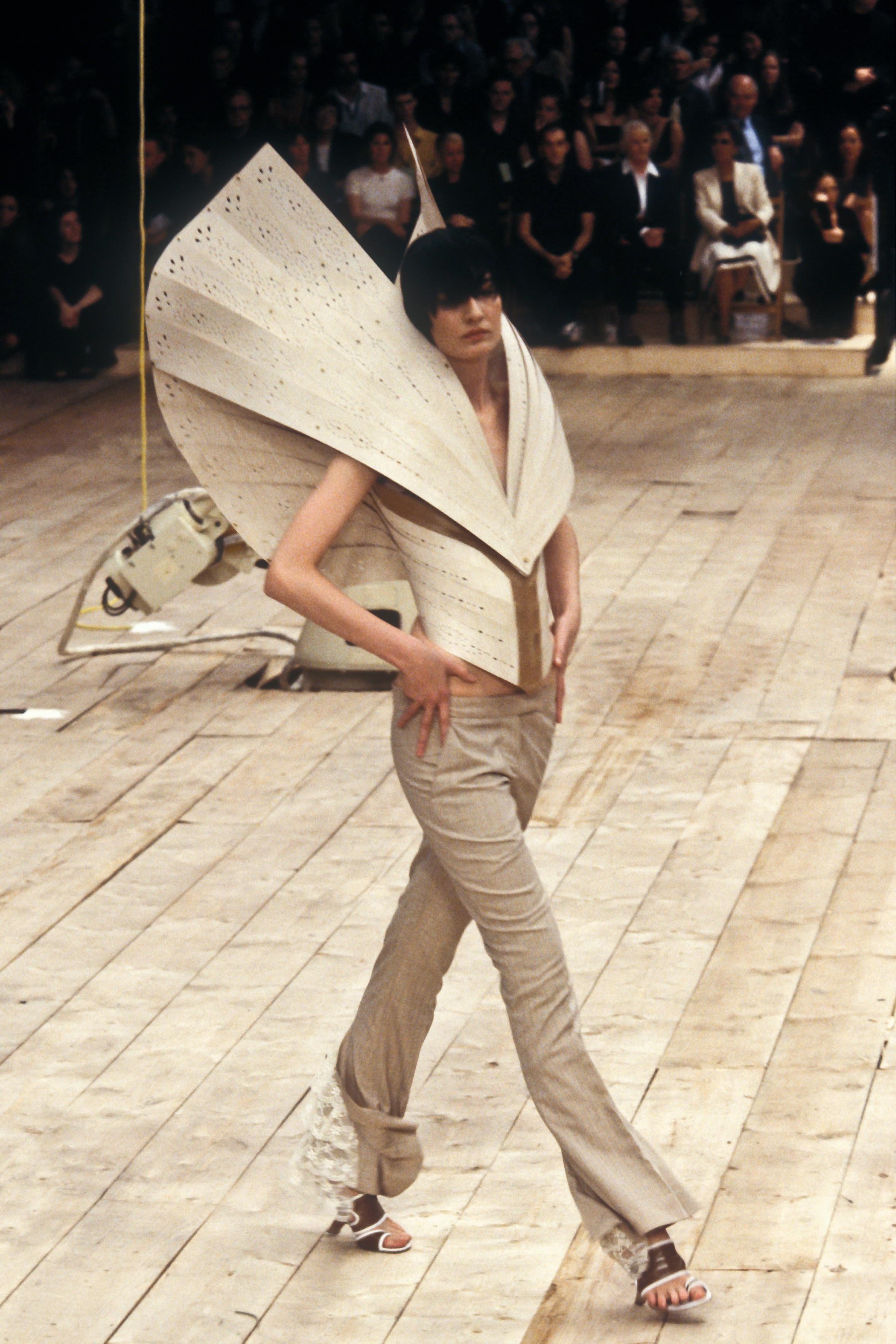 Alexander McQueen 1999 Women RTW 35.jpg