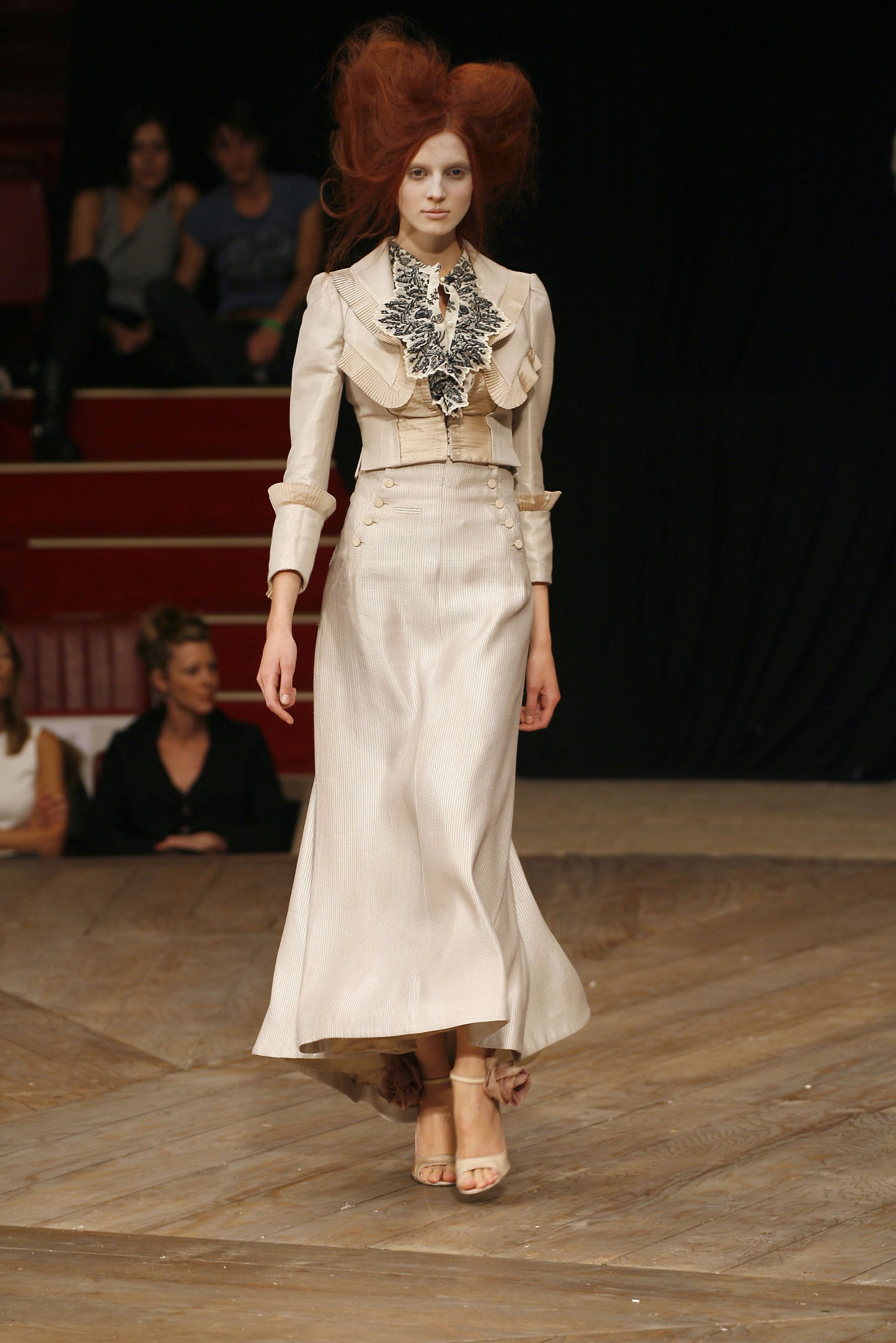 Alexander McQueen 2007 Women RTW 21.jpg