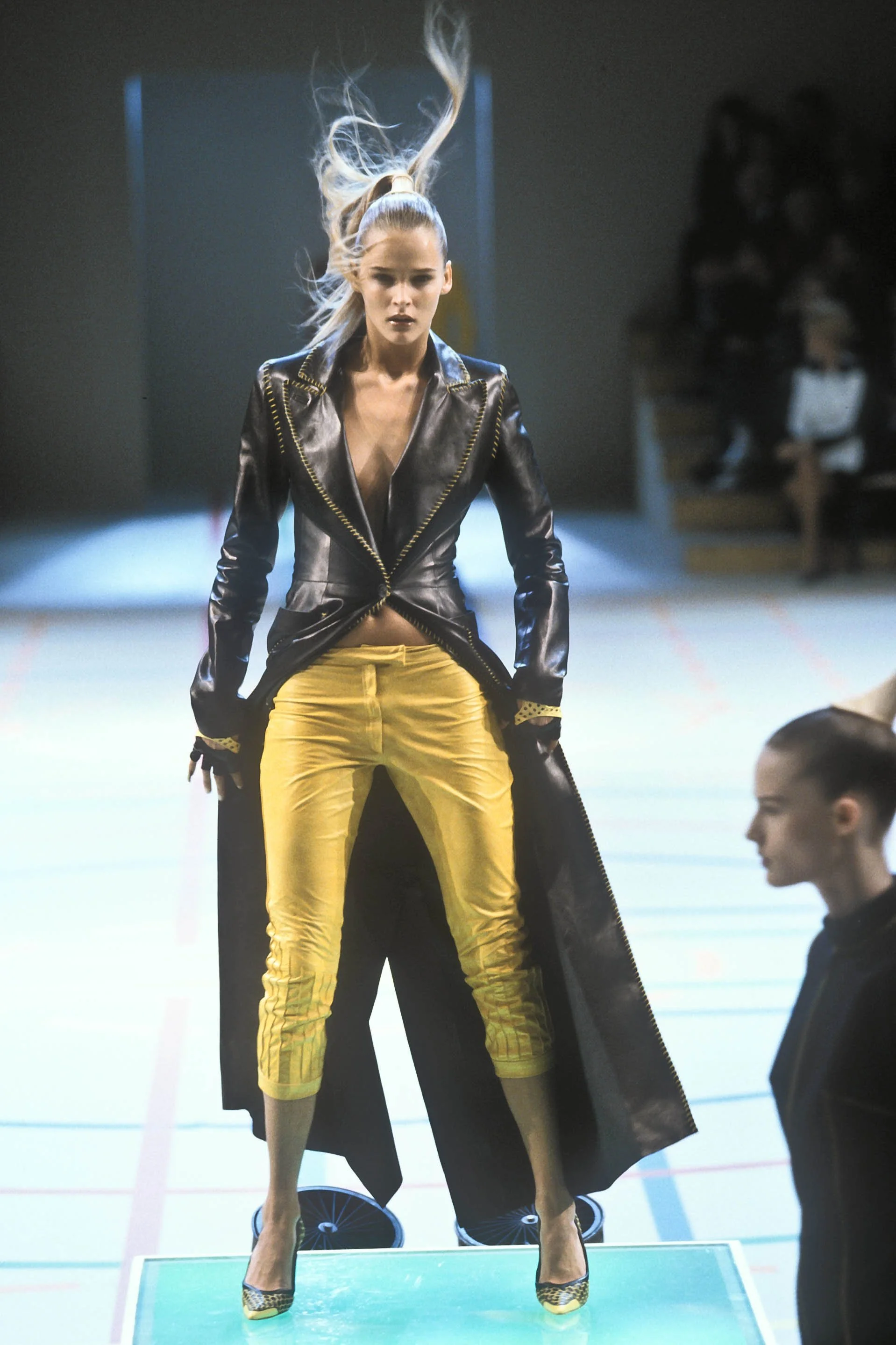 Givenchy 2000 Women RTW 27.jpg
