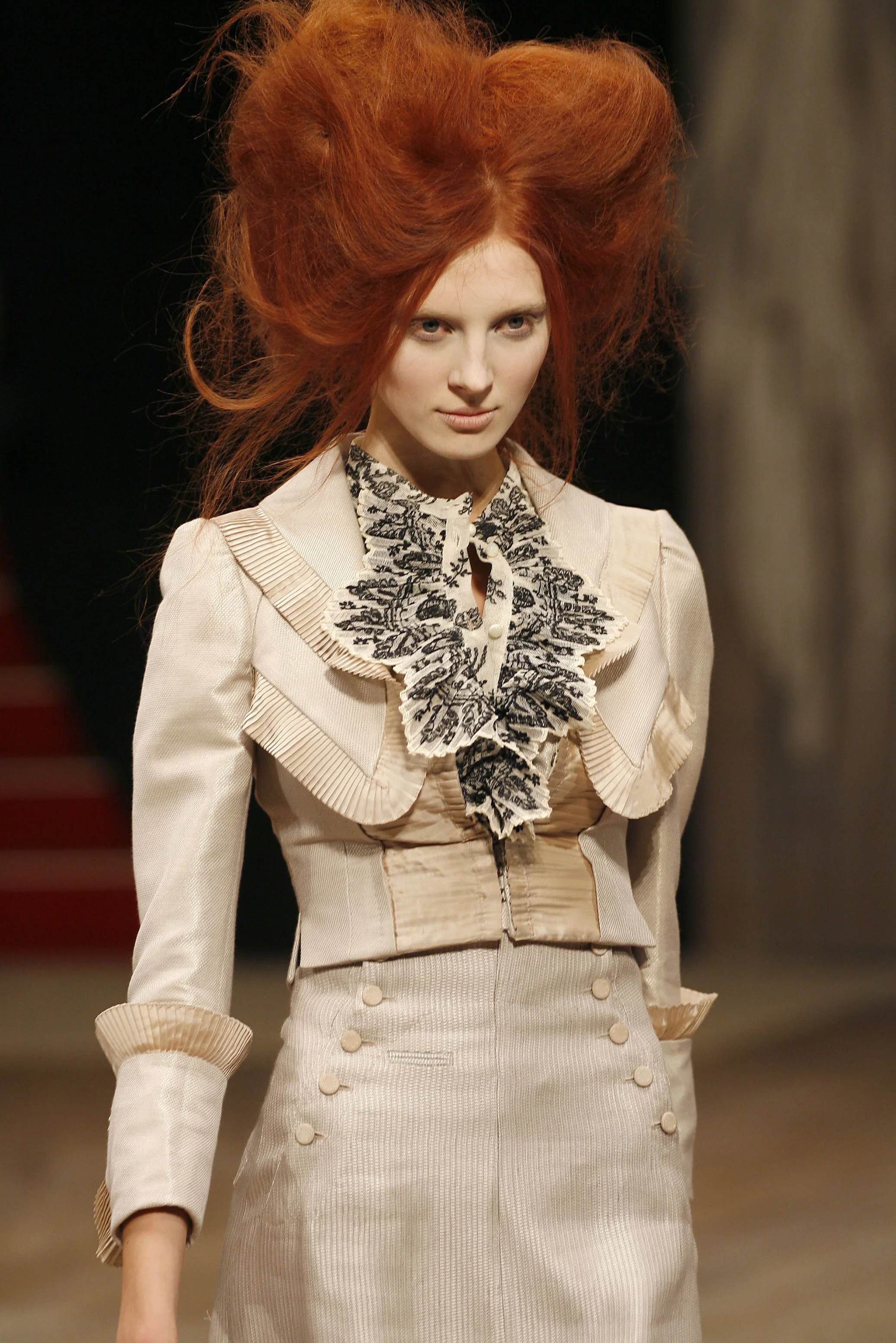 Alexander McQueen 2007 Women RTW 23.jpg