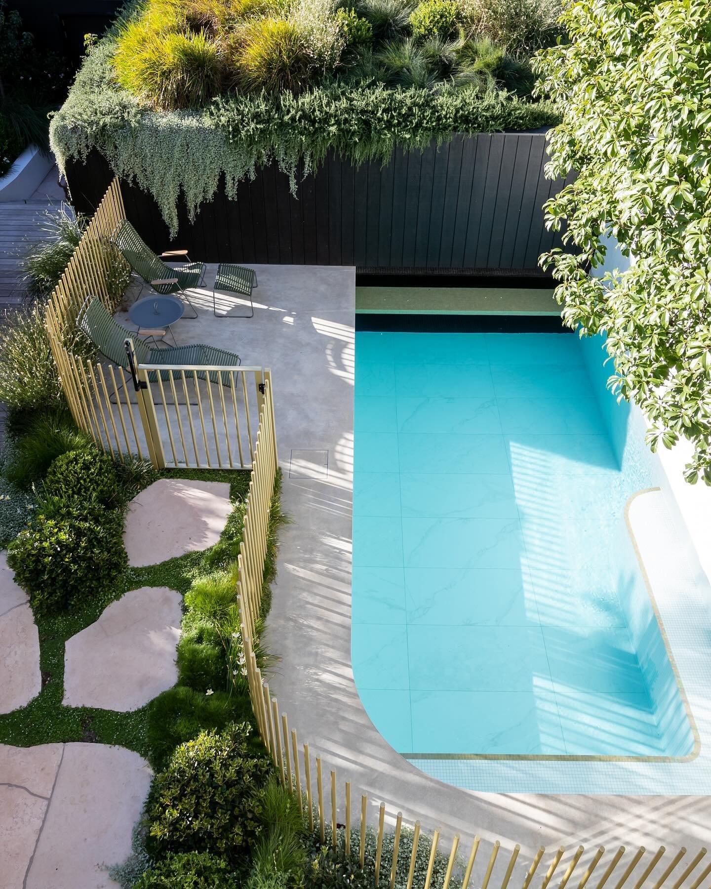 Mike Cass, founder and director of @mikecasscreative has created an abundant garden with a layered mix of plants, flowers and foliage within a compact courtyard in Sydney&rsquo;s East.

See more via the 🔗 in bio.

Photos 1-4 + 6 @jpphoto_aus 
Photos