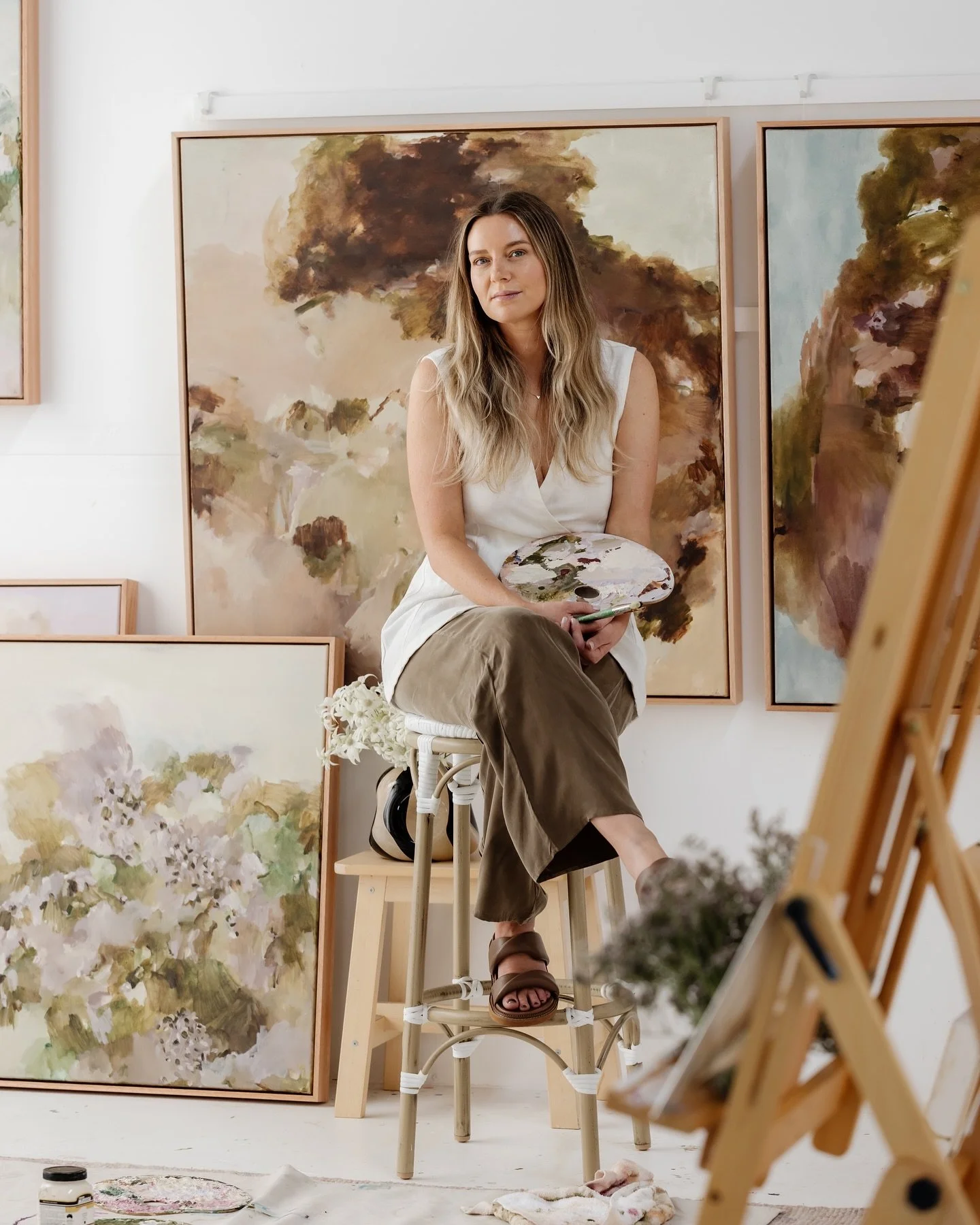 Infused with softness and tranquillity, the paintings of Newcastle-based visual artist Ree Hodges ( @ree_hodges_art ) invite you to experience a moment of introspection.

Link to story in bio.

Photos @sophietyler_creative 
Words Cardia Speziale
@sib