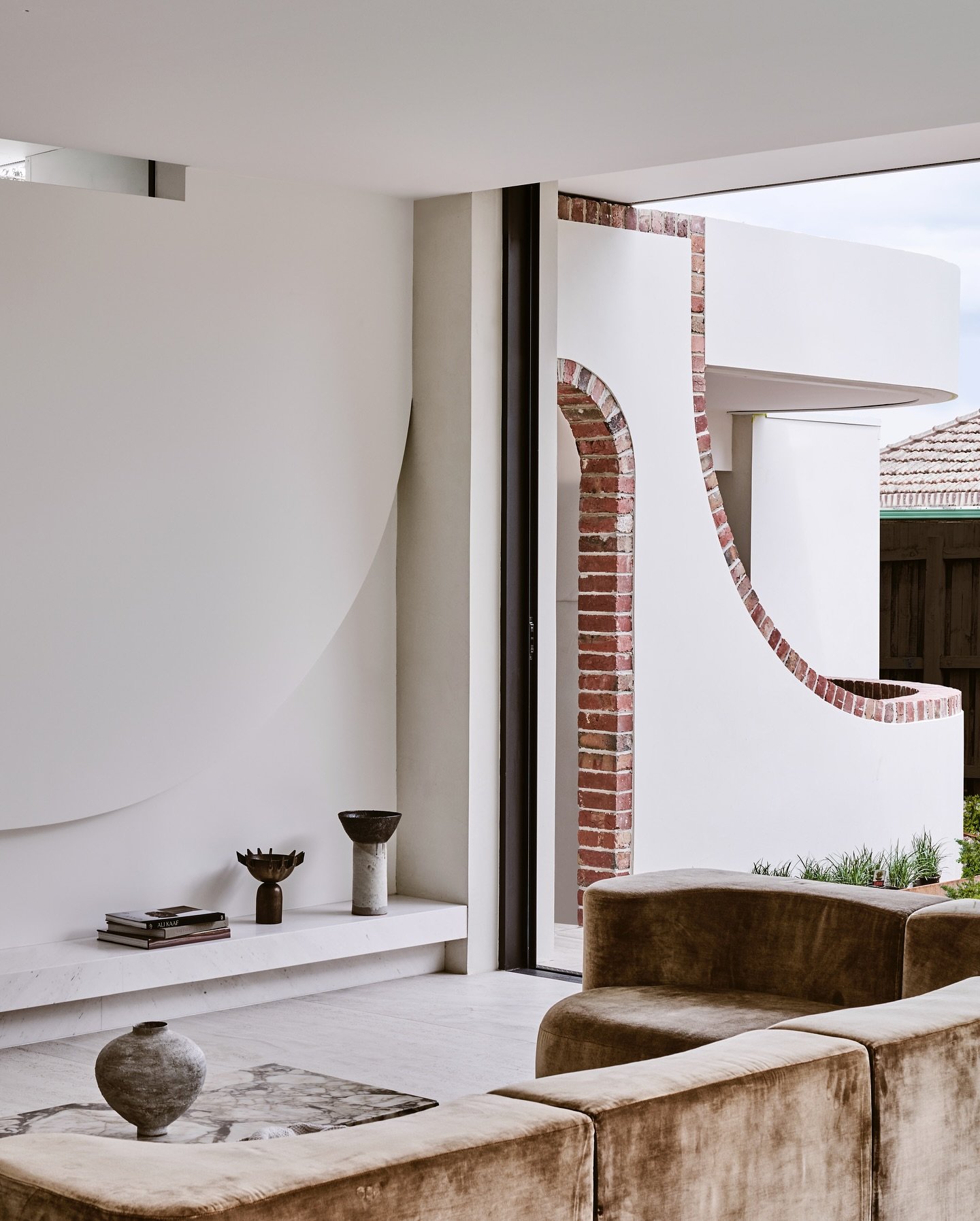 An interplay of texture and light, Hawthorn Residence by @melaniebeynon_architecture seamlessly bridges heritage and modern elements&mdash;harmonising old and new through intentional design.

Link to story in bio.

Photos @blachford 
Architecture @ja