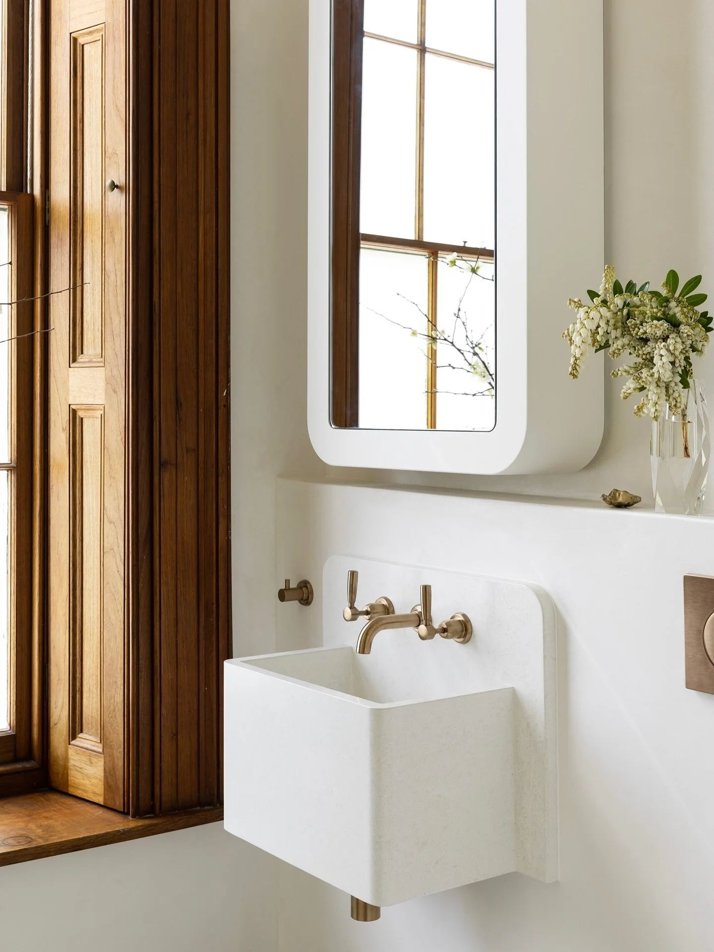 In a heritage Potts Point apartment, @brodware tapware anchors a pair of mother&ndash;daughter bathrooms reworked by Shantala Mack Interiors @shantala_mack &mdash;honouring curves and timber while elevating function.

Tap the link in bio to discover 