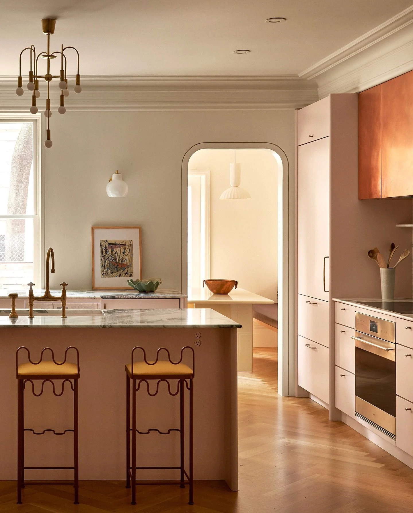 In Brooklyn Heights, @ossoarchitecture + @jwginteriors renew a refined 1900s brownstone townhouse&mdash;modernised without erasing the past, and tuned to everyday life.

Tap the link in bio to discover more ✨

Photos @ethanherrington