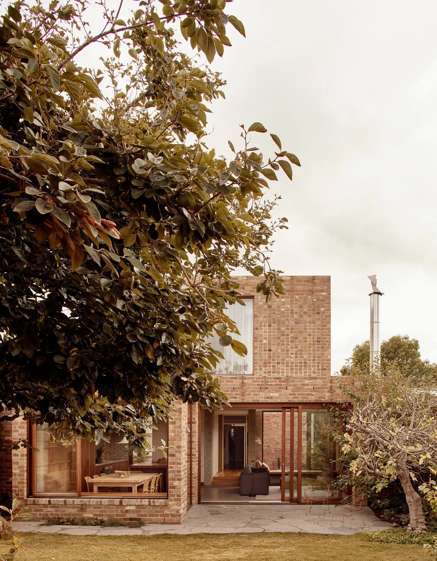 With architecture by @ancherarchitectureoffice and interiors by @pipkorn_kilpatrick Northcote House No.3 leans into an earthy palette and country ease&mdash;holding heritage close while embracing its future.

Tap the link in bio to discover more ✨ 

