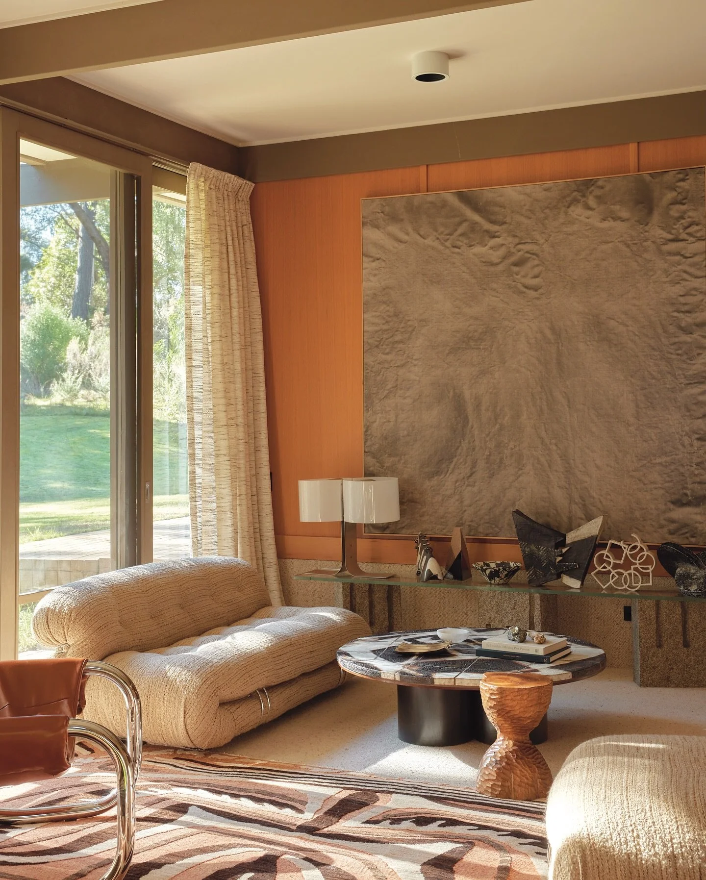 Featured in Jessica Lillico and Sean Fennessy&rsquo;s beautiful new book @bush_modern_ Ian J. Smith&rsquo;s Light Well House is a modernist home on Melbourne&rsquo;s bushland edge&mdash;shaped by materiality and the Australian landscape.

Tap on the 