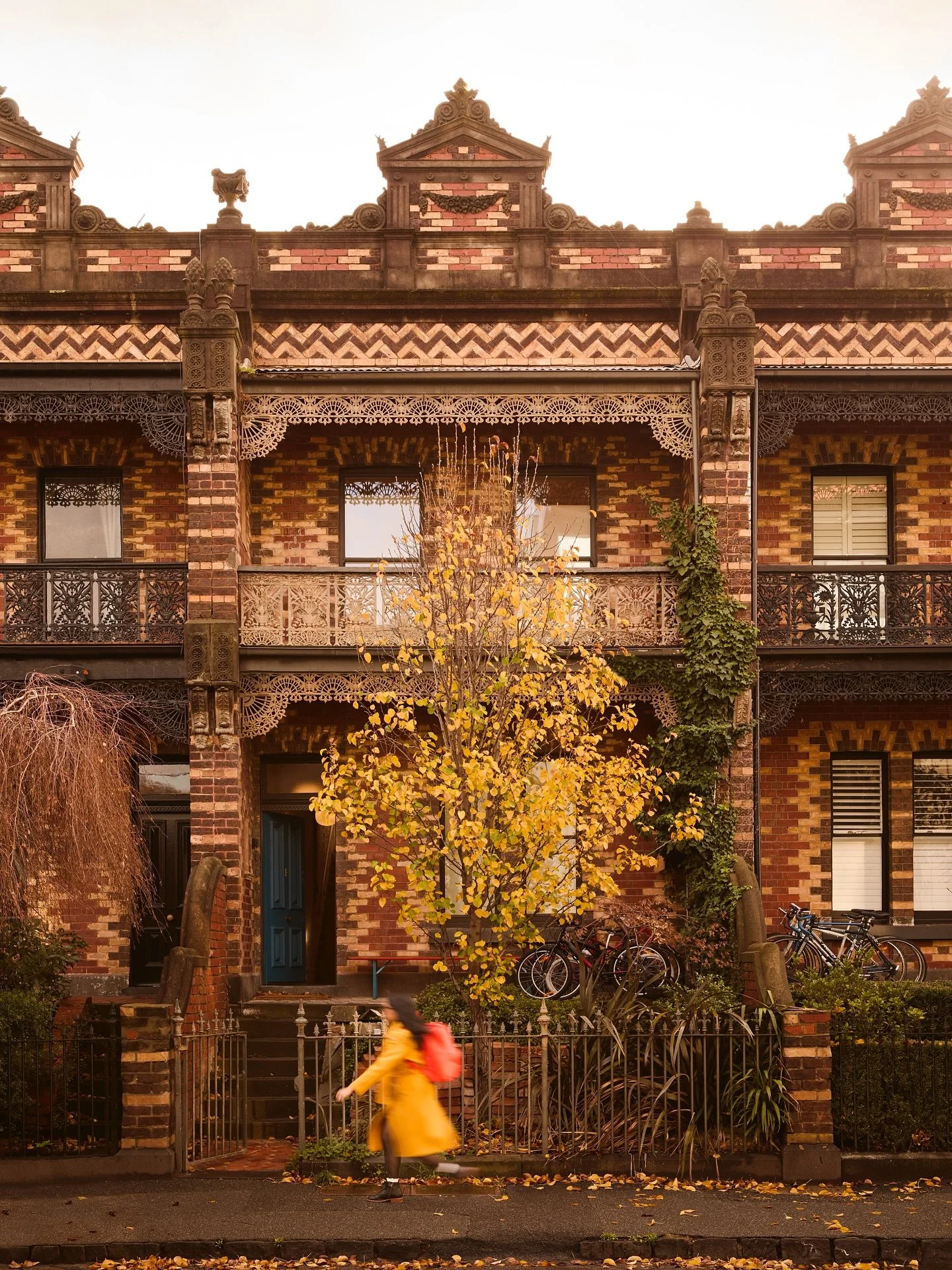 Haiku House by @kim.kneipp reimagines a Victorian terrace in Brunswick East through a lens of Japanese calm&mdash;where materiality, light and memory shape the rhythm of family life and quiet ritual.

Tap the link in bio to discover more ✨

Photos @g