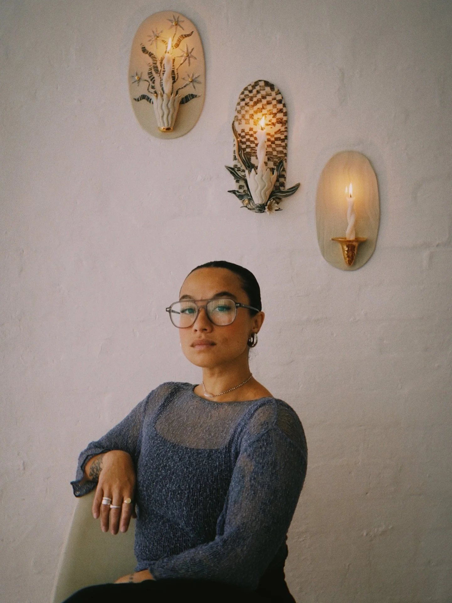 Melbourne-based ceramic artist Tantri Mustika @tantrimustikaceramics works by hand, building forms through experimentation. Informed by her Balinese heritage, her practice now extends into a beautiful lighting collection.

Tap the link in bio to disc