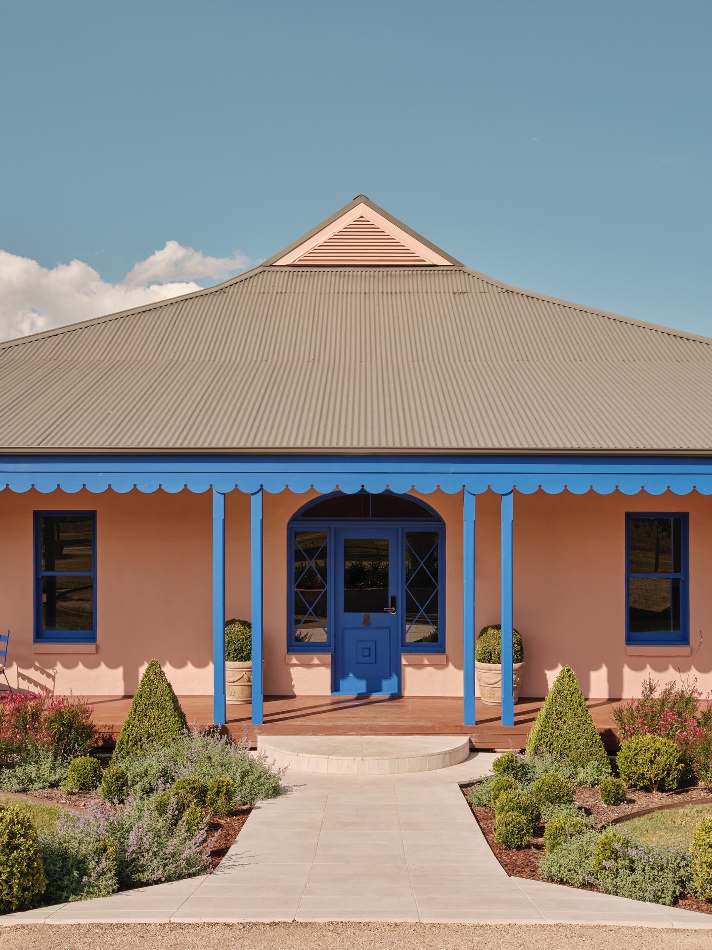 Designed by @studiopulp___ The Sienna embraces colour and  pattern, resulting in a series of layered spaces guided by joy and whimsy.

Tap the link in bio to read the feature ✨ 

Photos  @jacqui_turk 
@thesiennahuntervalley