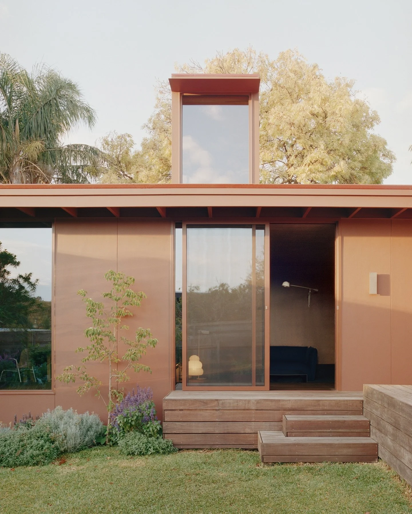@sonelo_architects has crafted a modest 1950s post-war house into a considered family home, weaving levels, humble materiality and light into a harmonious and grounded sanctuary.

Tap the link in bio to read the feature ✨

Photos @piercarthew 
Archit