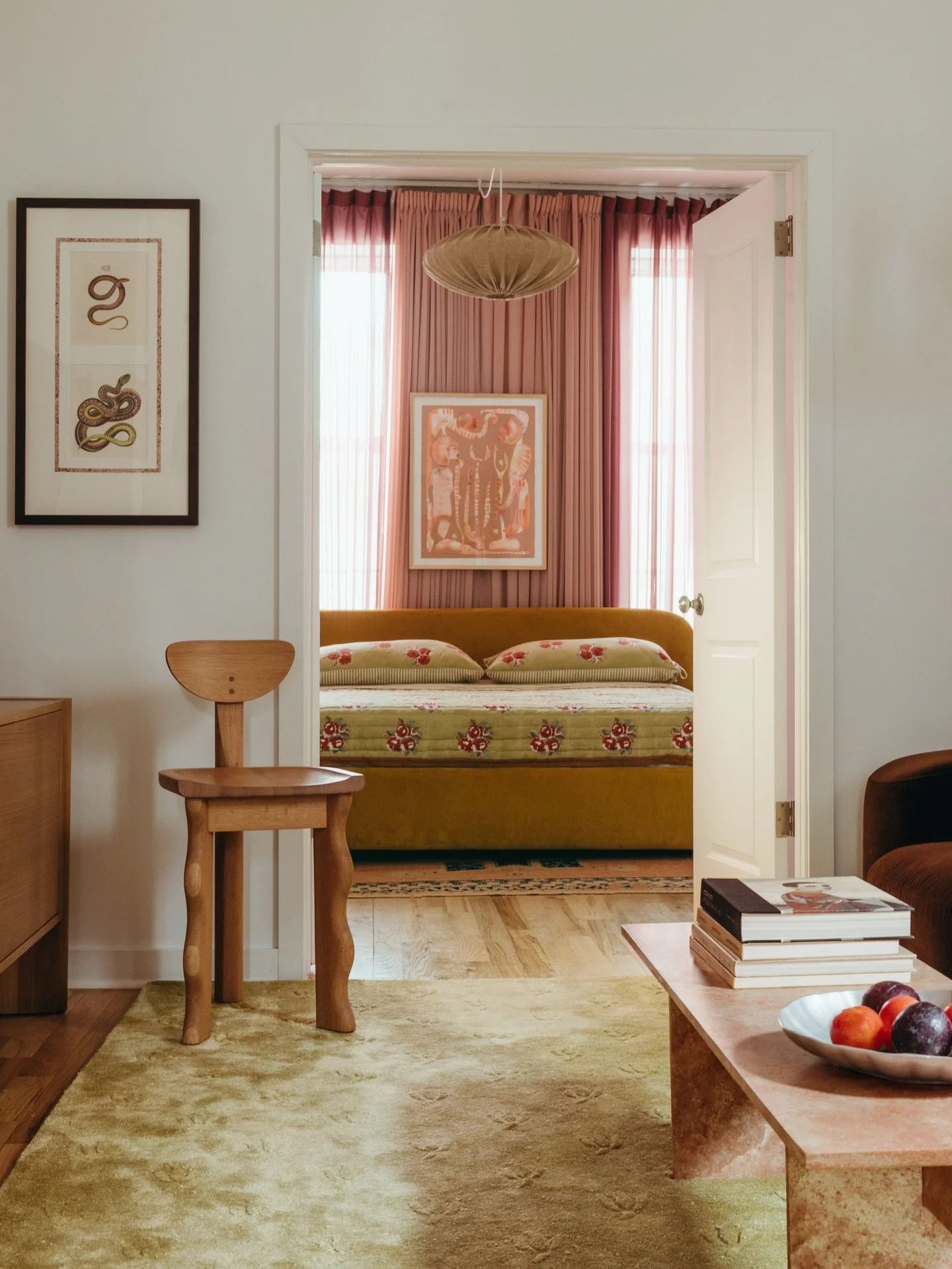 Designed by @alyssaowens_design Brooklyn Rose is a bespoke, art-filled apartment that features a distinctly Australian warmth, effortlessly at home in Brooklyn, NYC.

Tap the link in bio to read the feature ✨

Photos @kathleen.fitzgerald 
Interior de