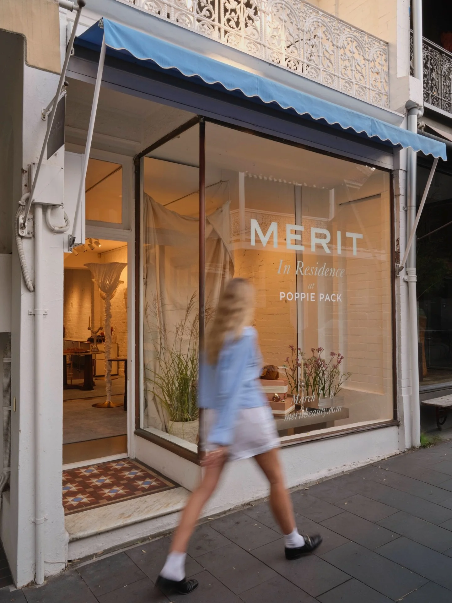 For its Sydney residency at Poppie Pack Gallery in Paddington, cult beauty brand @merit collaborated with @brahmanperera to create a lived-in intimate space designed to be experienced.

Tap the link in bio to read the feature ✨💄

📷 @jacqui_turk 

@