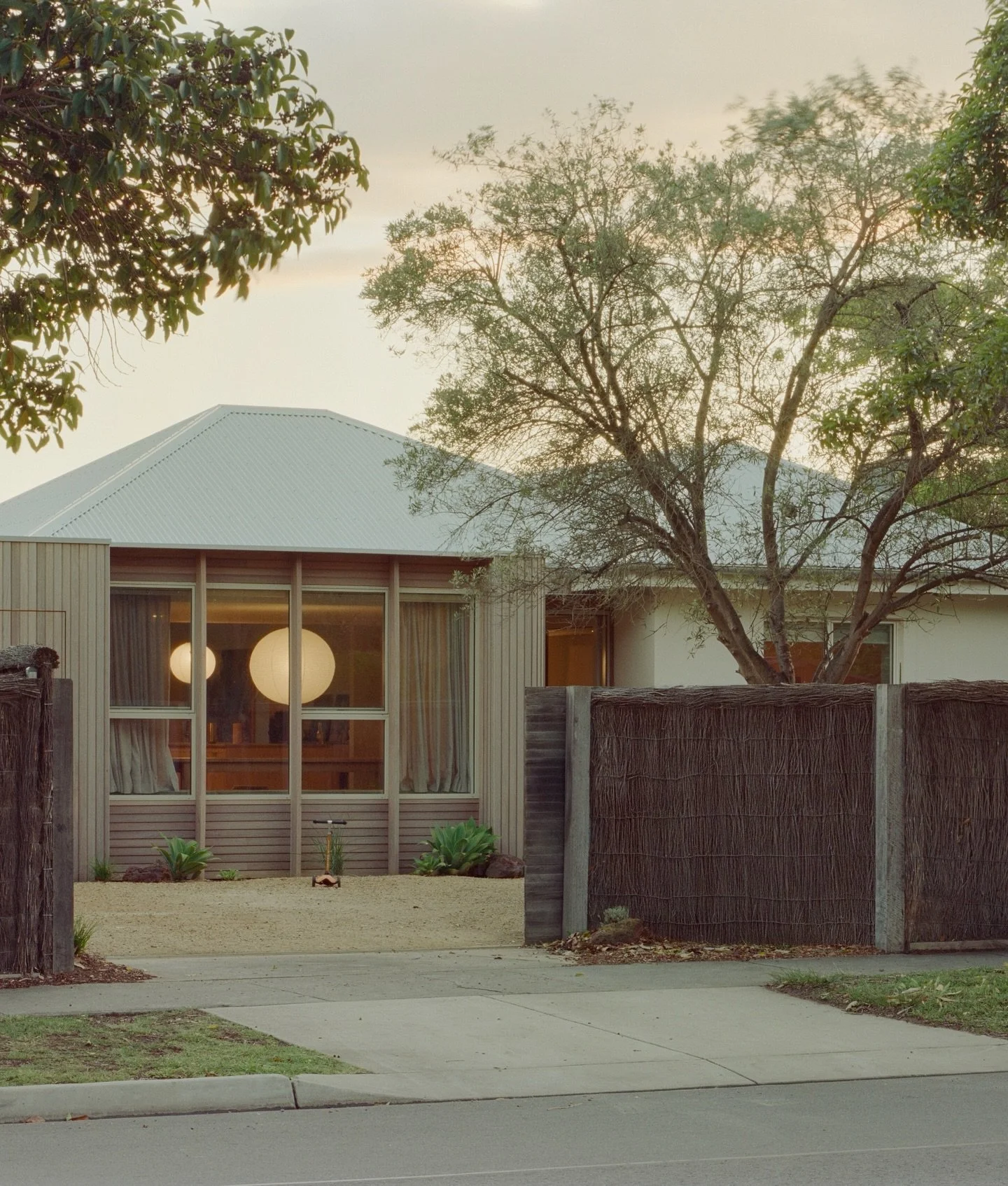Wood House by @jak_architecture reworks an existing coastal home through a series of considered changes, anchored by simplicity and a restrained palette.

Tap the link in bio to discover more ☁️

📷 @mikeparlapiano 
Styling @sylv_iiiiie 
Build @bondc