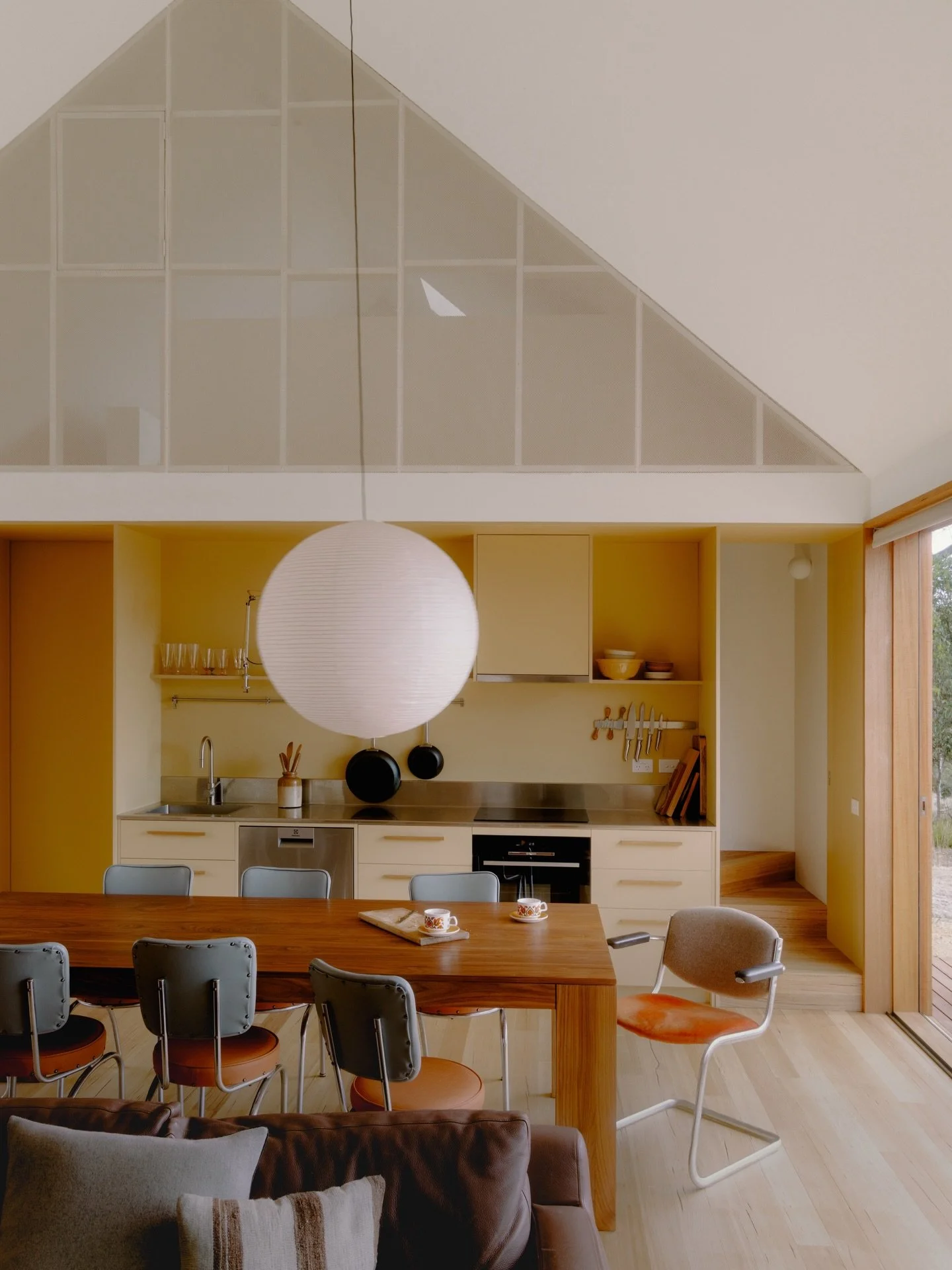 Set on the East Coast of Tasmania, Spring Beach House by @scalearchitecture reflects grounded simplicity and design restraint, sitting at one with its natural bush setting.

Tap the link in bio to discover more 🌾

📷 @timclark.studio 
Build @axis.ho