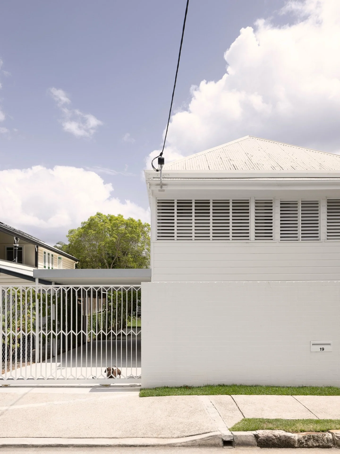 On a compact inner-city Brisbane block, @two.julius has reimagined a traditional workers cottage around preserving the garden, shaping a home defined by light, landscape and family living.

Tap the link in bio to discover more 🌞

📷 @kristian_van_de