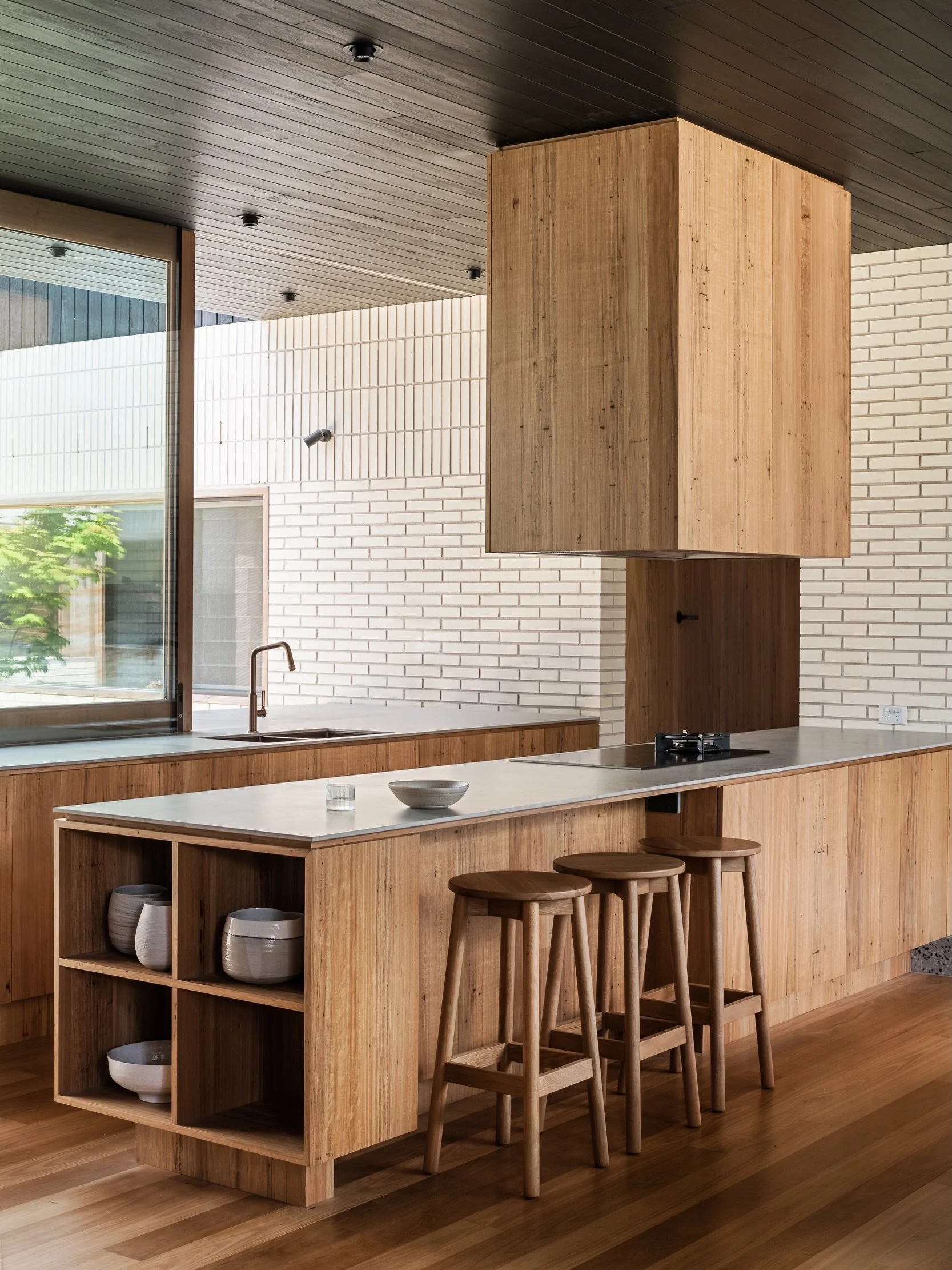 In Alphington, Victoria @figr_architecture balances intergenerational living with a strong connection to the landscape, carefully shaped around the site&rsquo;s natural slope.

Tap the link in bio to discover more 🌾

Photos @blachford 
Architecture 