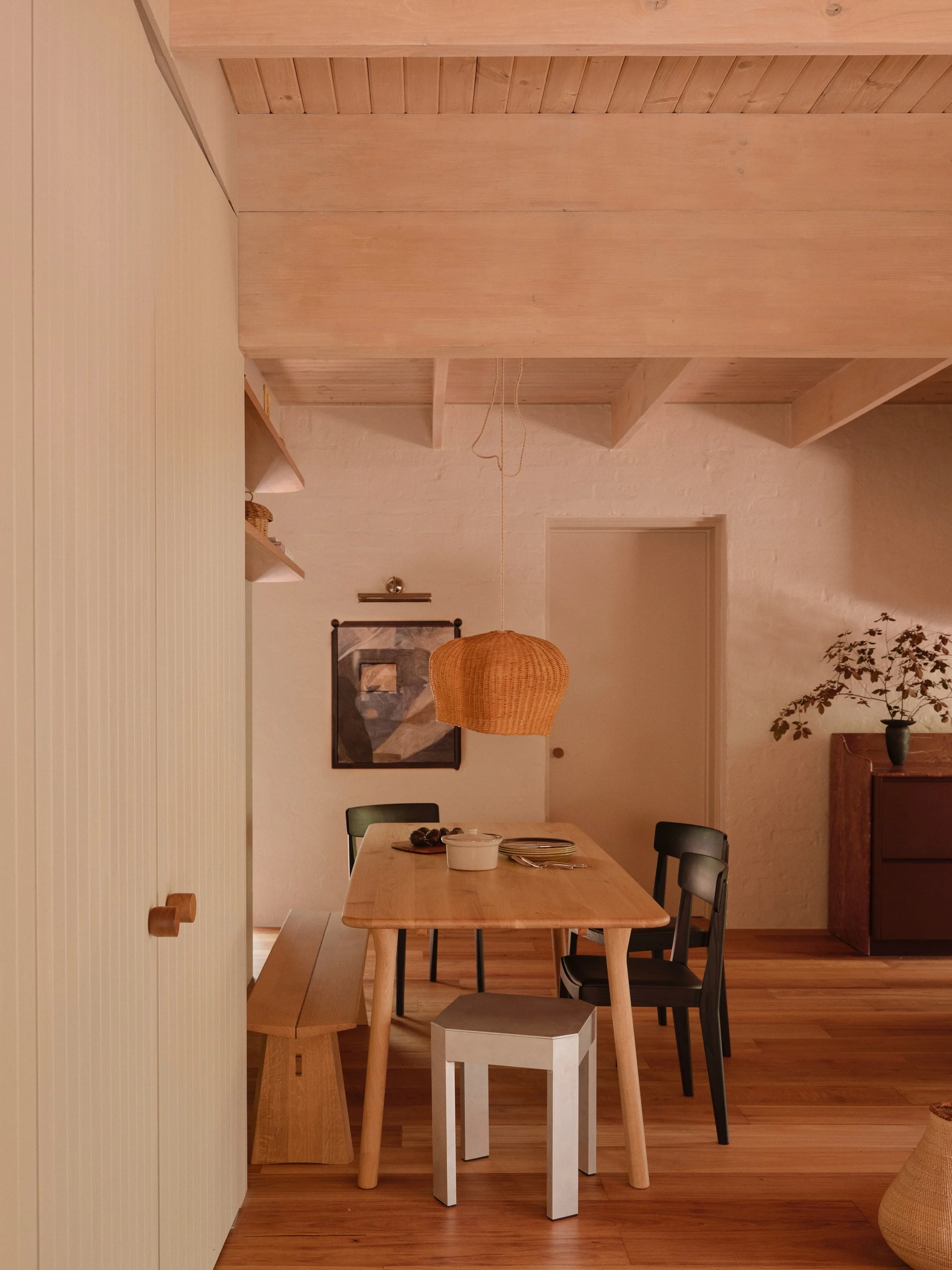 Originally a modest 1980s townhouse, Campbell House has been transformed by Melbourne-based @nuudstudio into a light-filled home where craftsmanship, material warmth and family life come together.

Tap the link in bio to discover more 🌾 

Photos @se