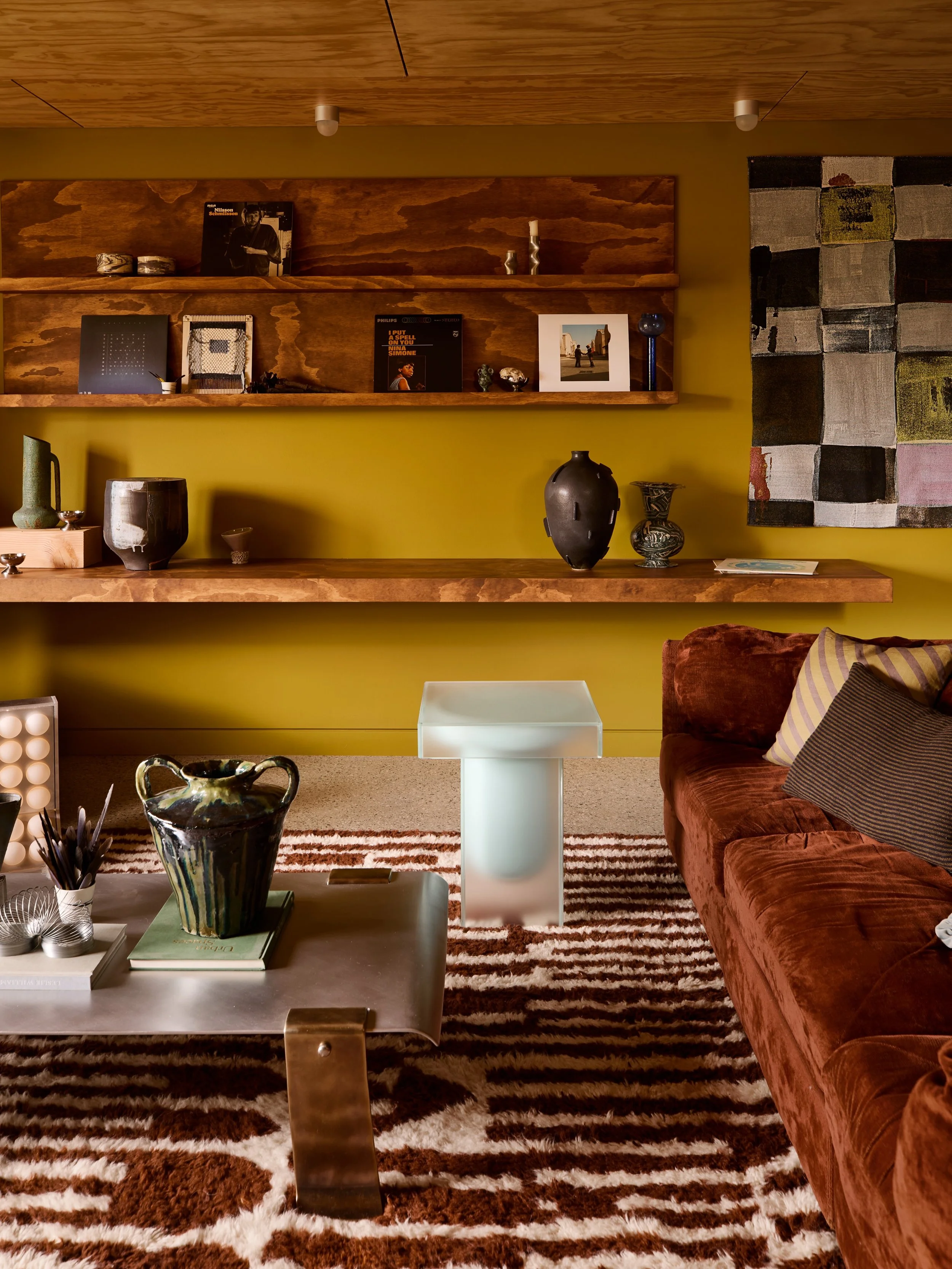 Set amongst the treetops of the Yarra Valley, The View is the home of Ruby and Patrick Shields of @_studio.shields &ndash; bringing together colour, craft and a connection to place.

Tap the link in bio to discover more 🍂

📷 @gemmola 
Interior desi