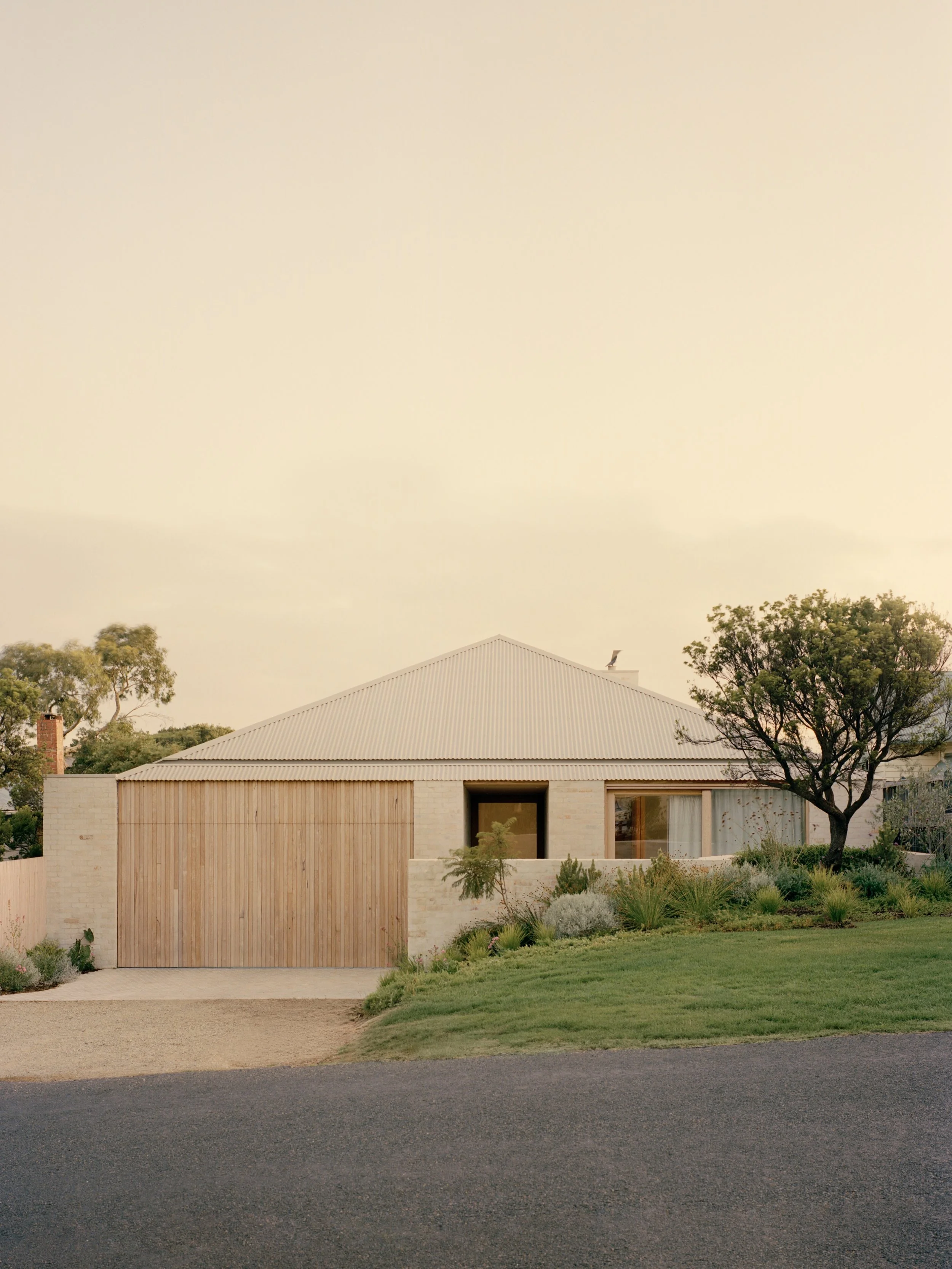 Set on Bunurong Country on Victoria&rsquo;s Mornington Peninsula, Sorrento House by @victoriamerrettarchitects was designed for a growing family, the home lowered into the earth to soften its scale and presence.

Tap the link in bio to discover more 