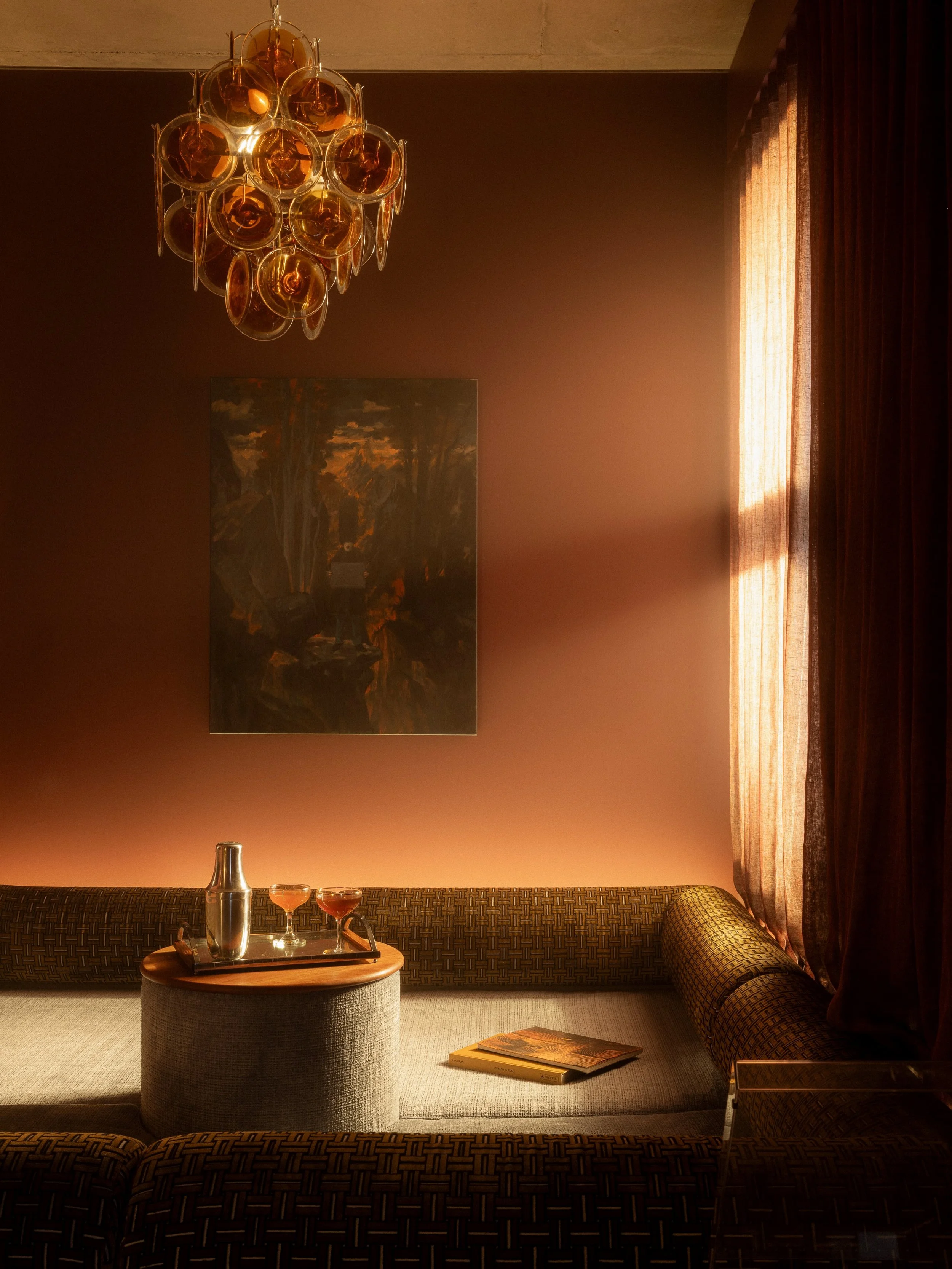@alessandrasmith_design transforms a studio apartment into Snug Club, an intimate retreat where a sunken conversation pit (a serious vibe!) sets the scene for comfort, connection and losing track of time.

Tap the link in bio to discover more 🥃 

📷