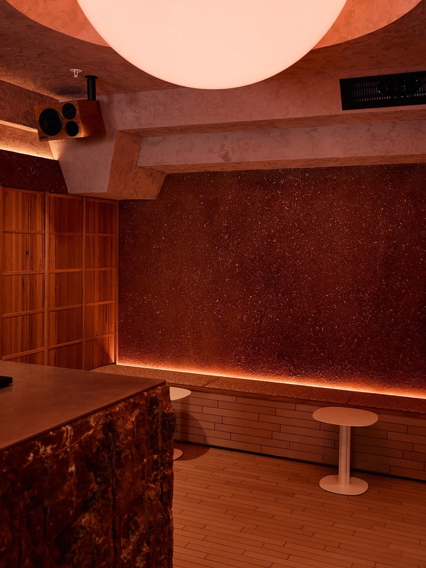 Designed by Matt Woods of @killingmattwoods - @meccacoffee Darlinghurst draws on the architecture of Indigenous Australia and Coober Pedy dugouts, creating a cave-like interior shaped by earth, light and the ritual of coffee.

Tap the link in bio to 