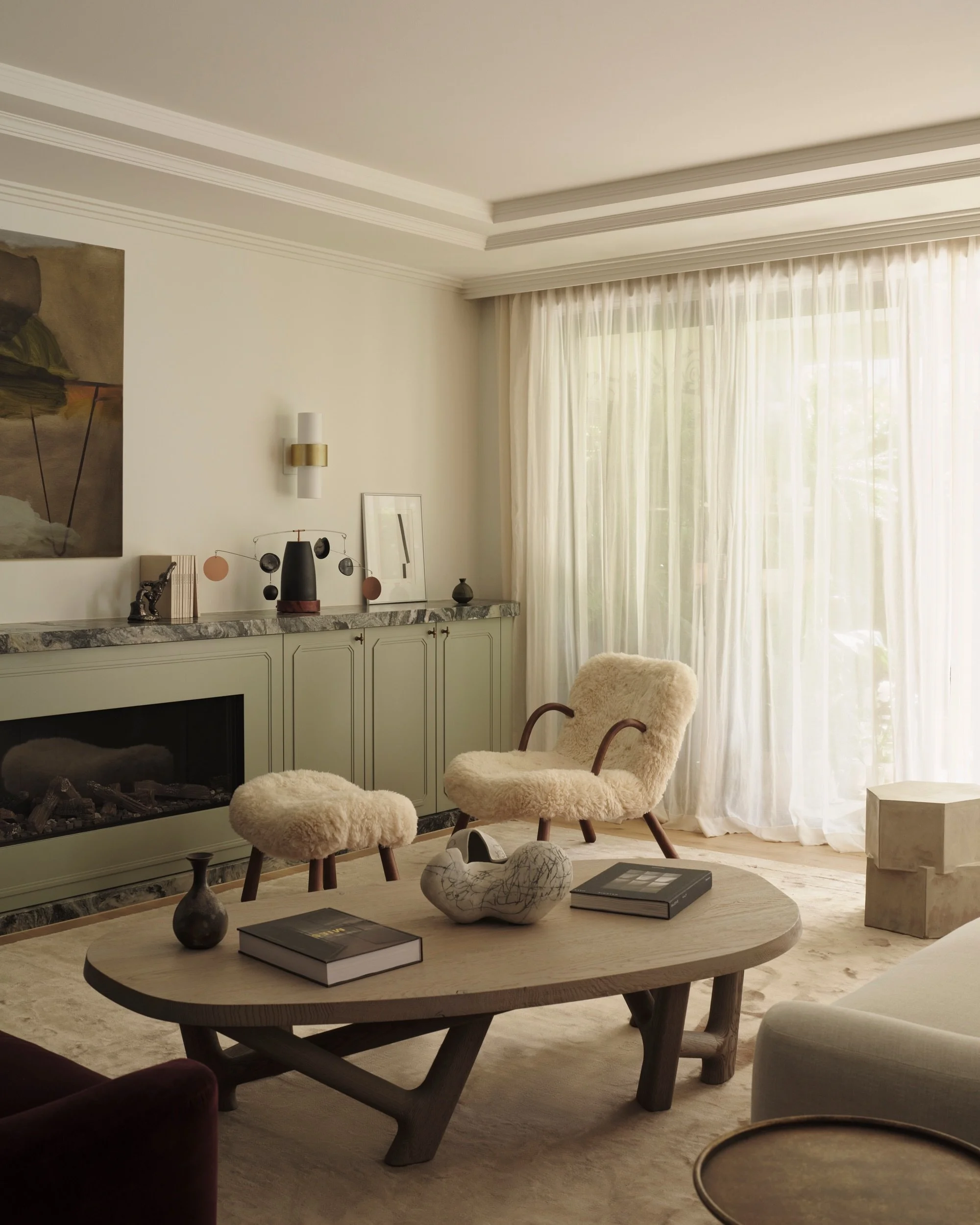 Pied-&agrave;-terre by @smac_studio brings a feminine, elegant and Parisian sensibility to a Woollahra townhouse, pairing soft colour with pieces collected over a lifetime.

Tap the link in bio to discover more 💌

📷 @dave_wheeler 
Styling @jackmile