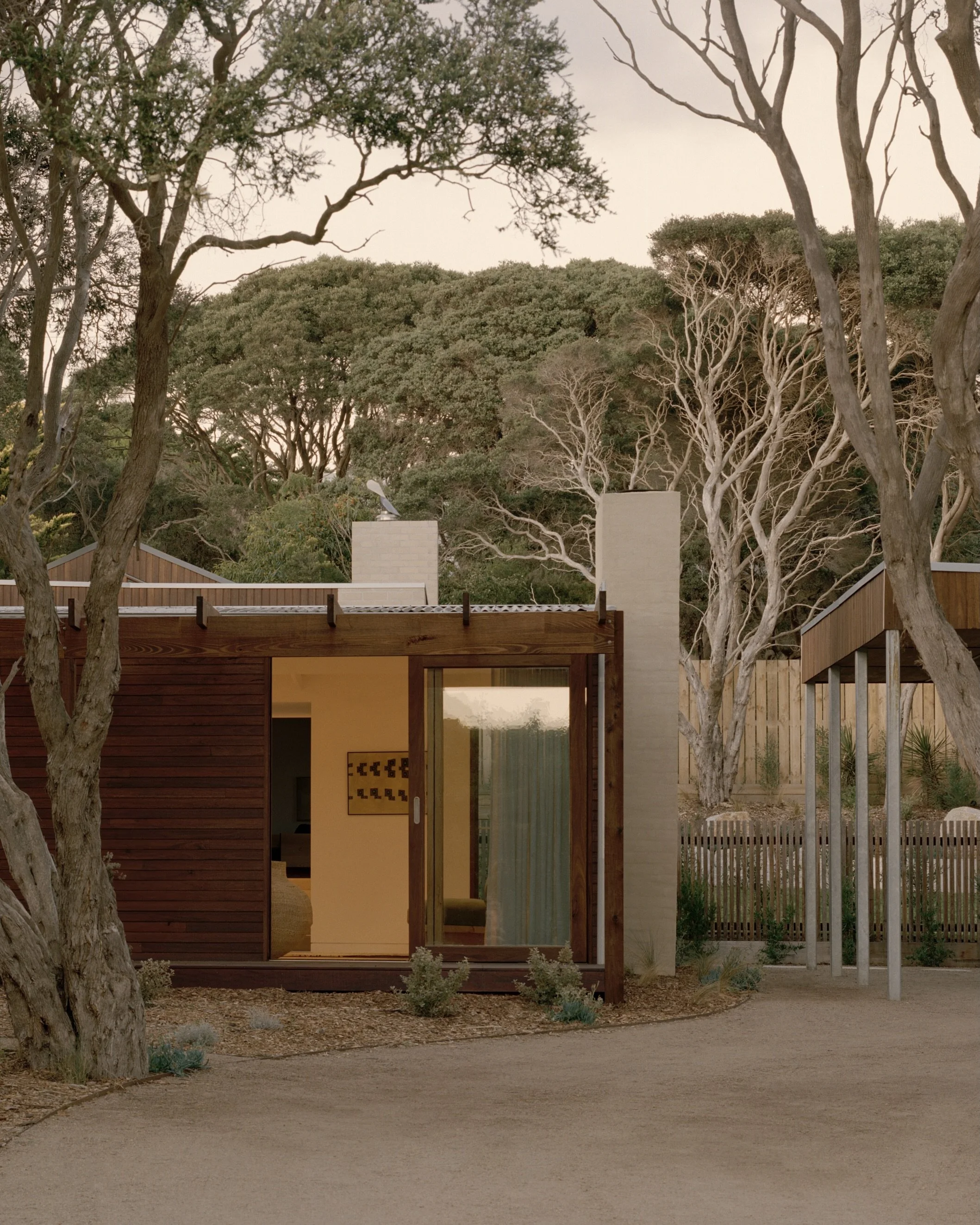 Marianne House by @victoriamerrettarchitects takes its cues from the original 1960s beach house, reframing its coastal mid-century features into a modern family home on the Mornington Peninsula.

Tap the link in bio to discover more 🌾

📷 @tashatyle