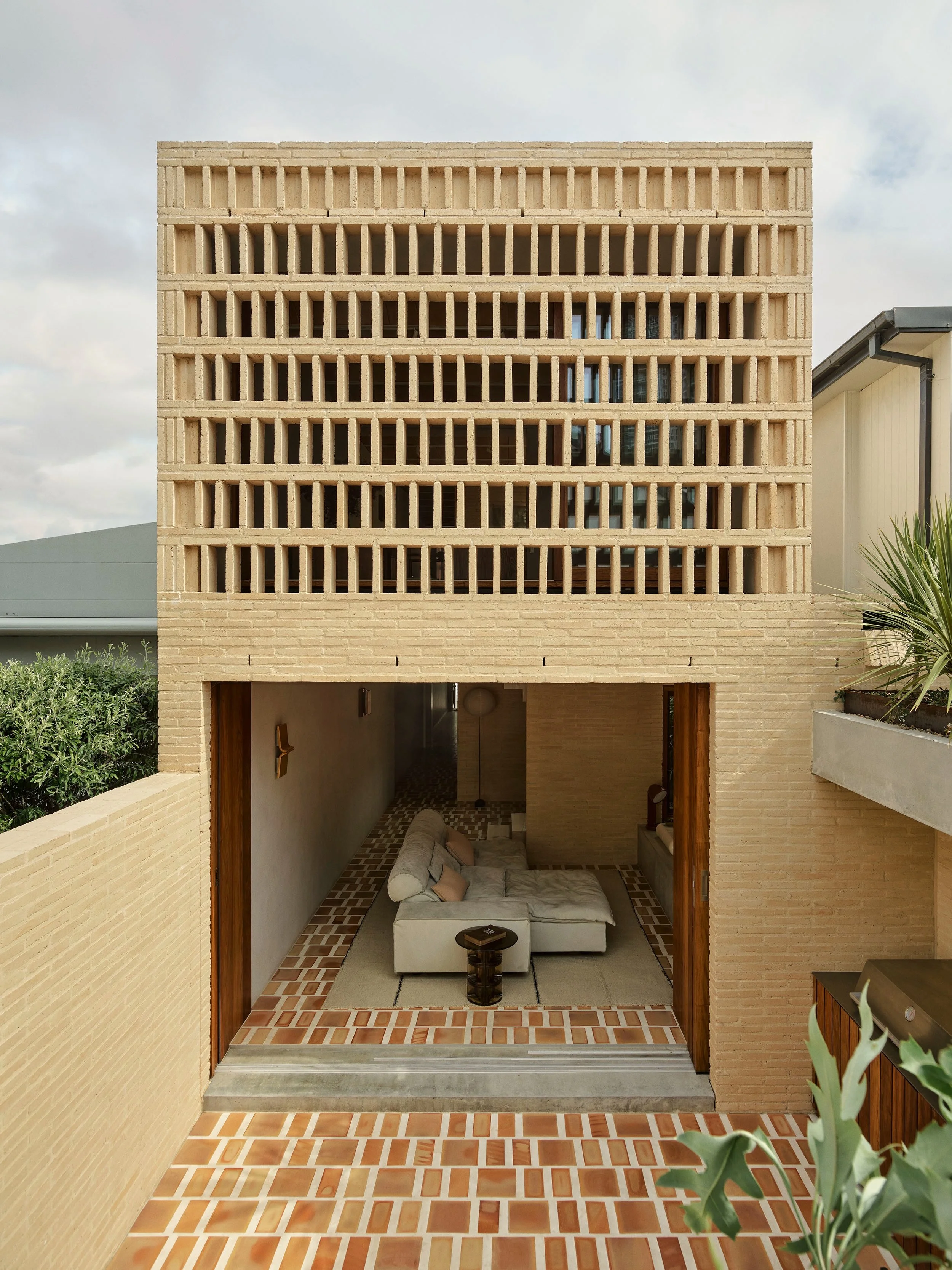 Designed by @muci_architects Clay House is a Sydney terrace defined by textured, layered materiality, with clay woven throughout the architecture and interiors.

Tap the link in bio to discover more 💌 

📷 @smartanson 
Architecture @muci_architects 