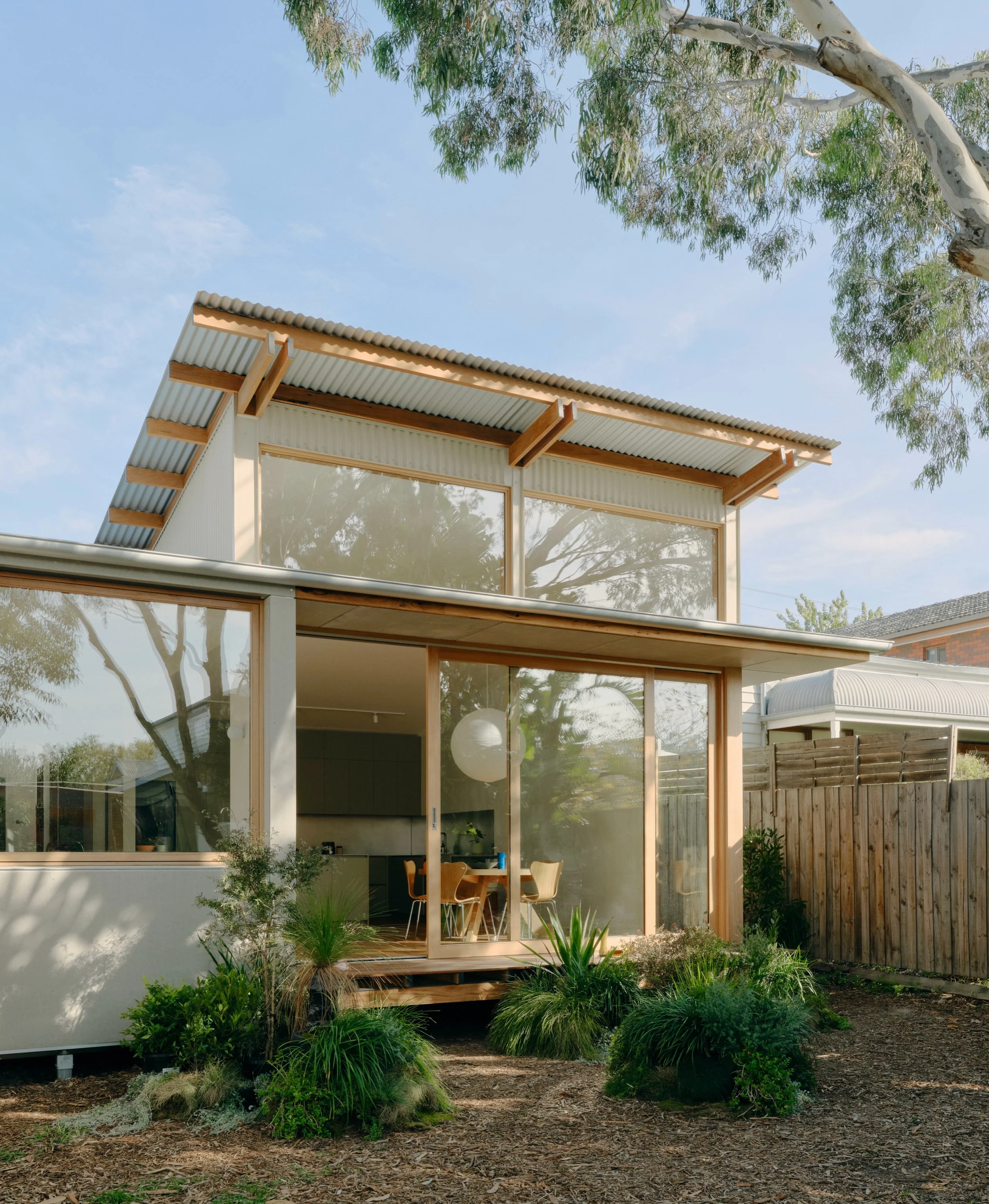 An existing eucalyptus tree sits at the heart of the redesign of Eucalypt House by @card_practice where a new rear addition opens the home to the garden and brings in more light, height and connection to the landscape.

Tap the link in bio to discove