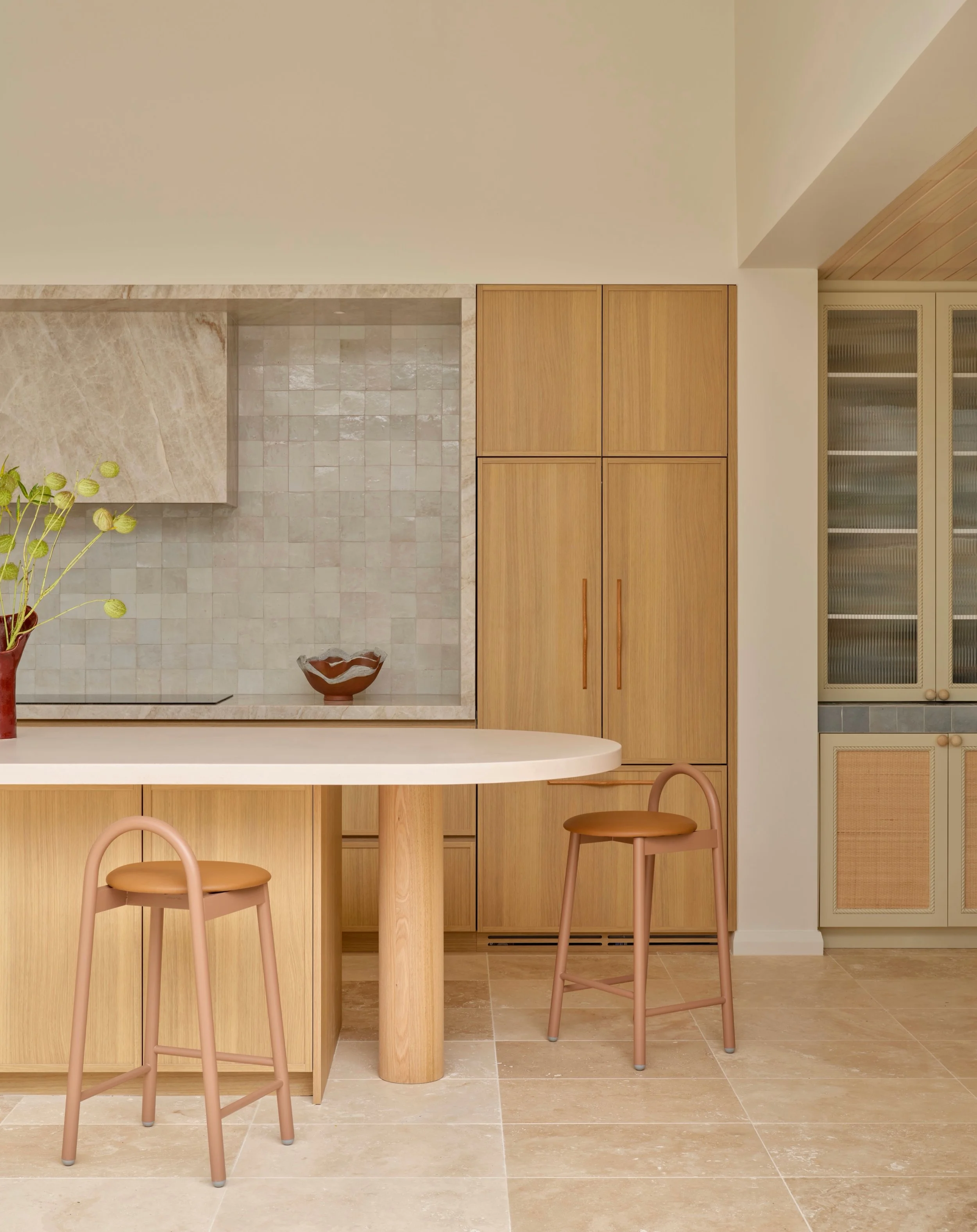 Shaped by a life of travel, Wayfarer House by @sunday.homes brings Mediterranean colour, natural materials and handmade finishes to a family home on Sydney&rsquo;s Northern Beaches.

Read the feature on hunterandfolk.com&ndash;link in bio 🏹

📷 @jac