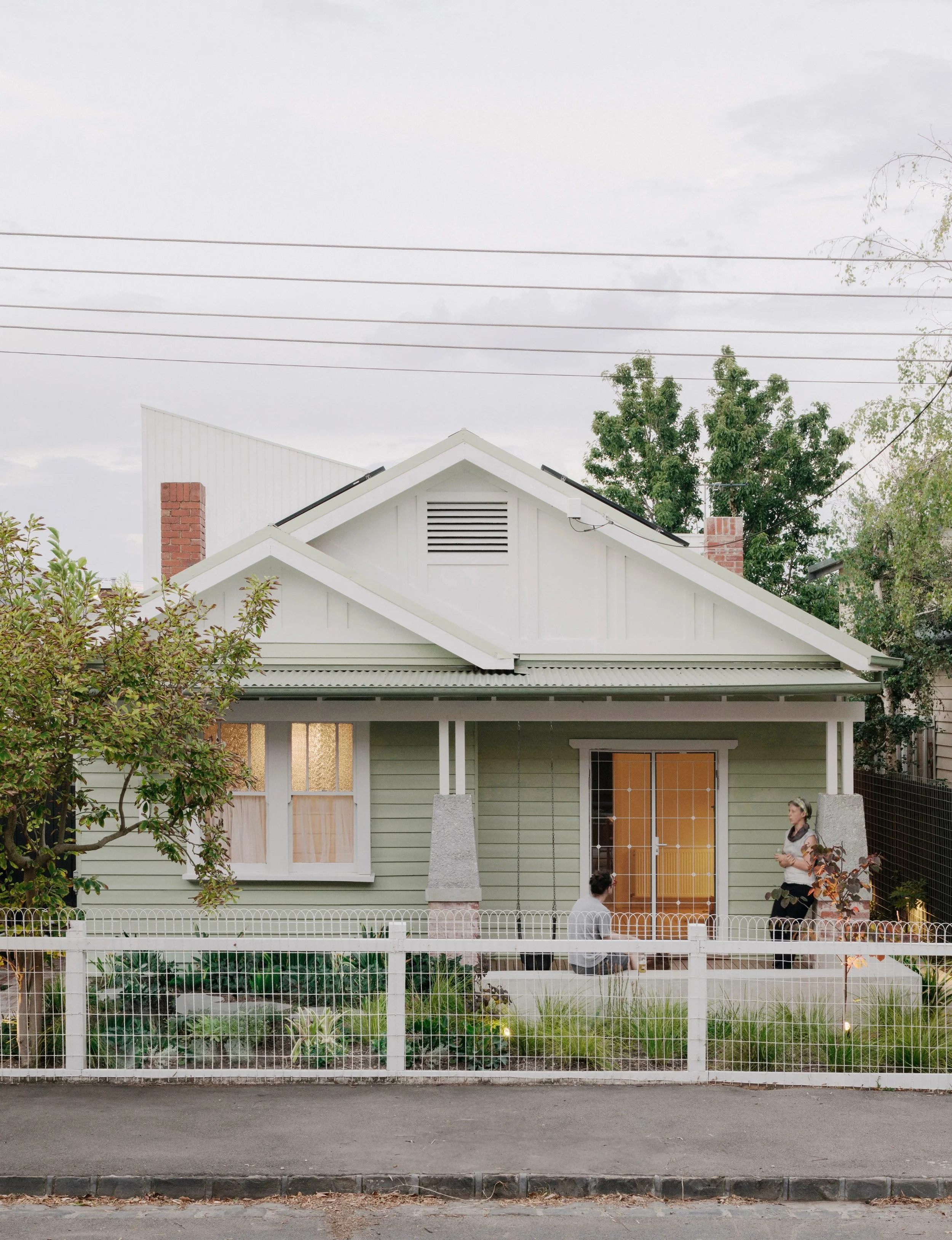 From narrowboat living in the UK to a Melbourne bungalow, Brunswick Galley House by @topology_studio brings nautical influences and a sense of community to a family home. 

See more through the link in our bio 💭 

📷 @thurstonempson 
Styling @lynda.