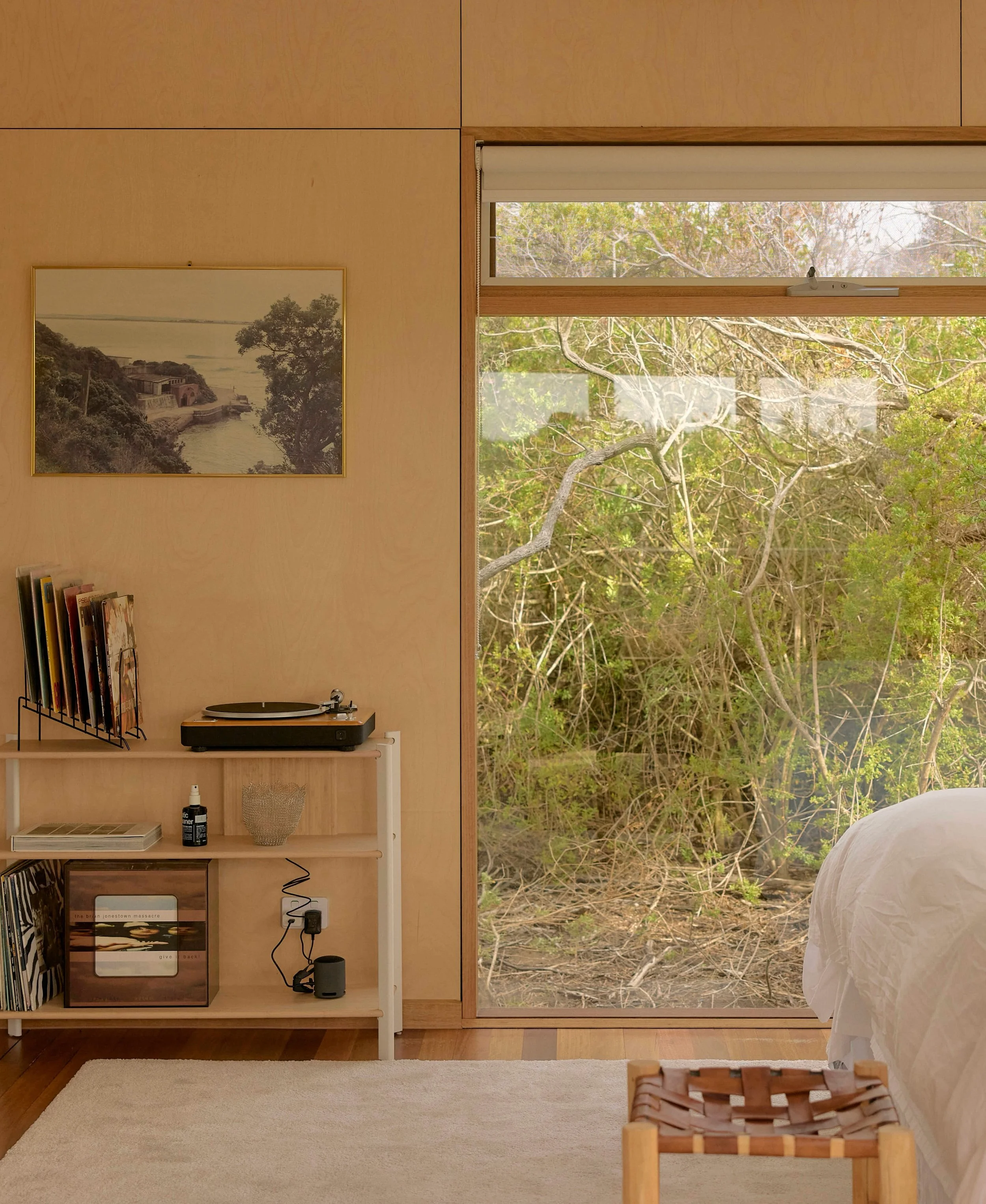 A quiet pocket of the Mornington Peninsula, St Andrews Beach is home to @onshore.retreat an intimate stay shaped by considered design and a love of the natural coastal landscape. 

See the story via the link in bio ☁️ 

Photos @brookjames_ 
Styling P